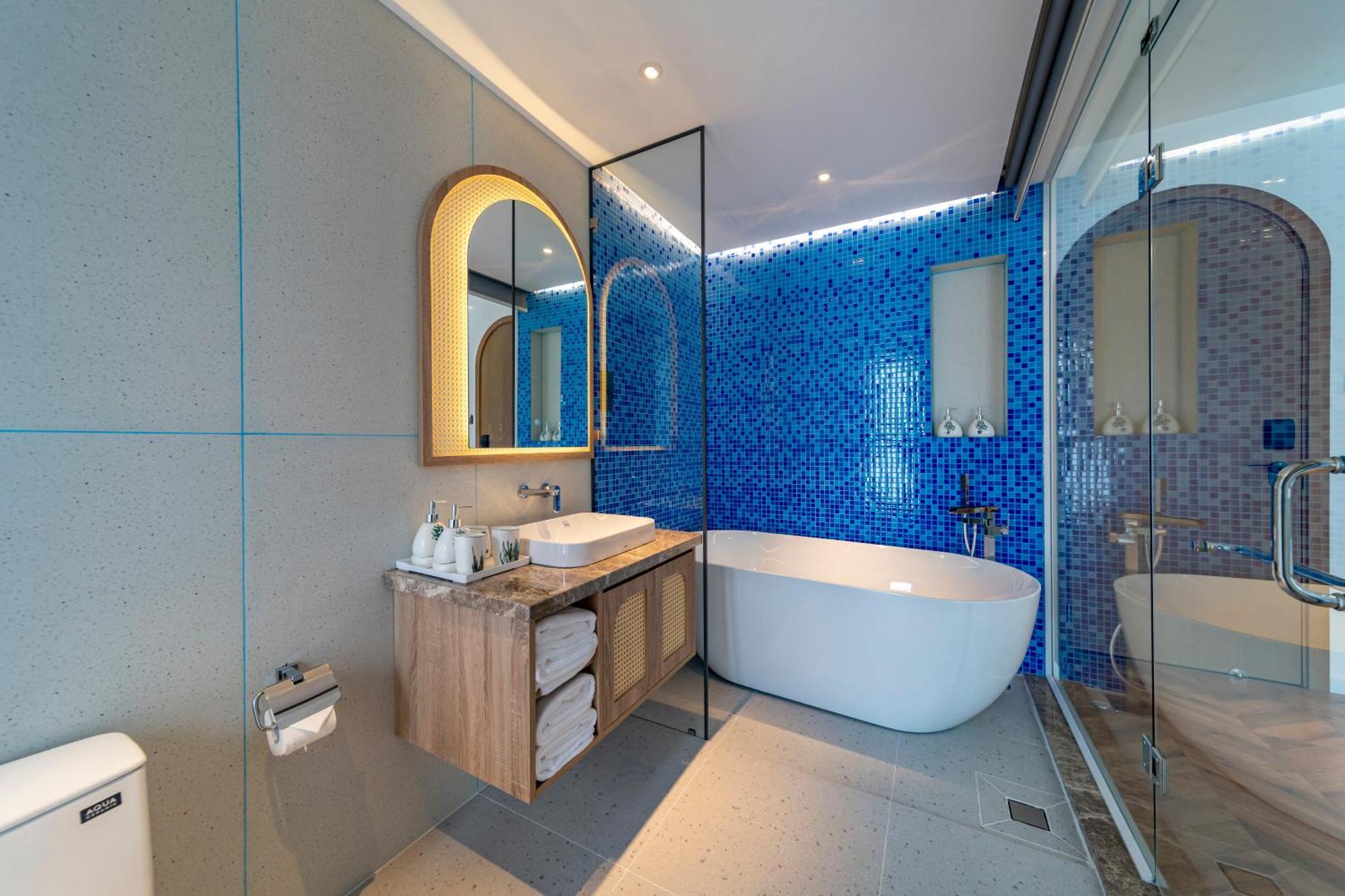 King Suite Balcony Bathtub