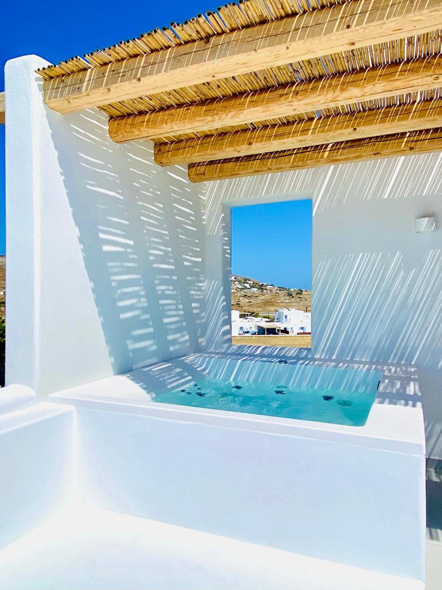 Signature Honeymoon Suite Outdoor Jetted Tub