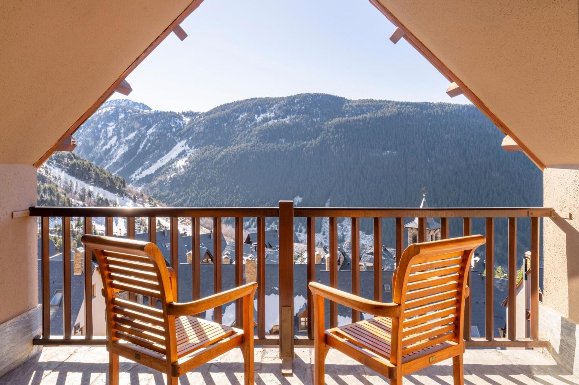Deluxe Double Room with Balcony and Mountain View