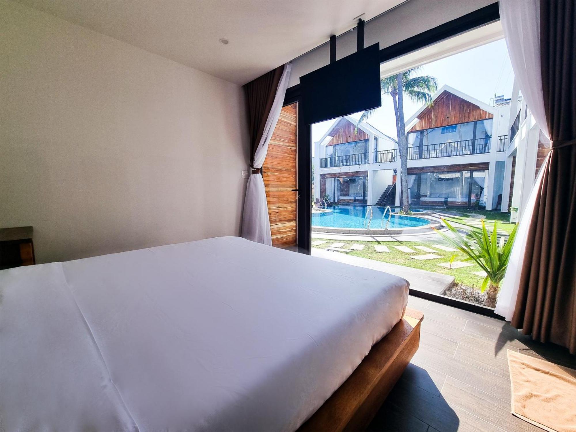 Queen Room with Pool View