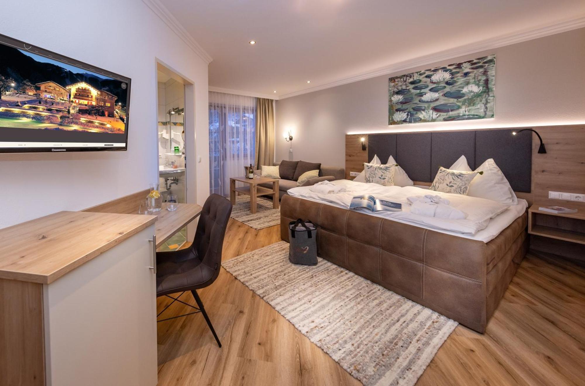 Deluxe Double Room with Balcony,1534918468:JPEG