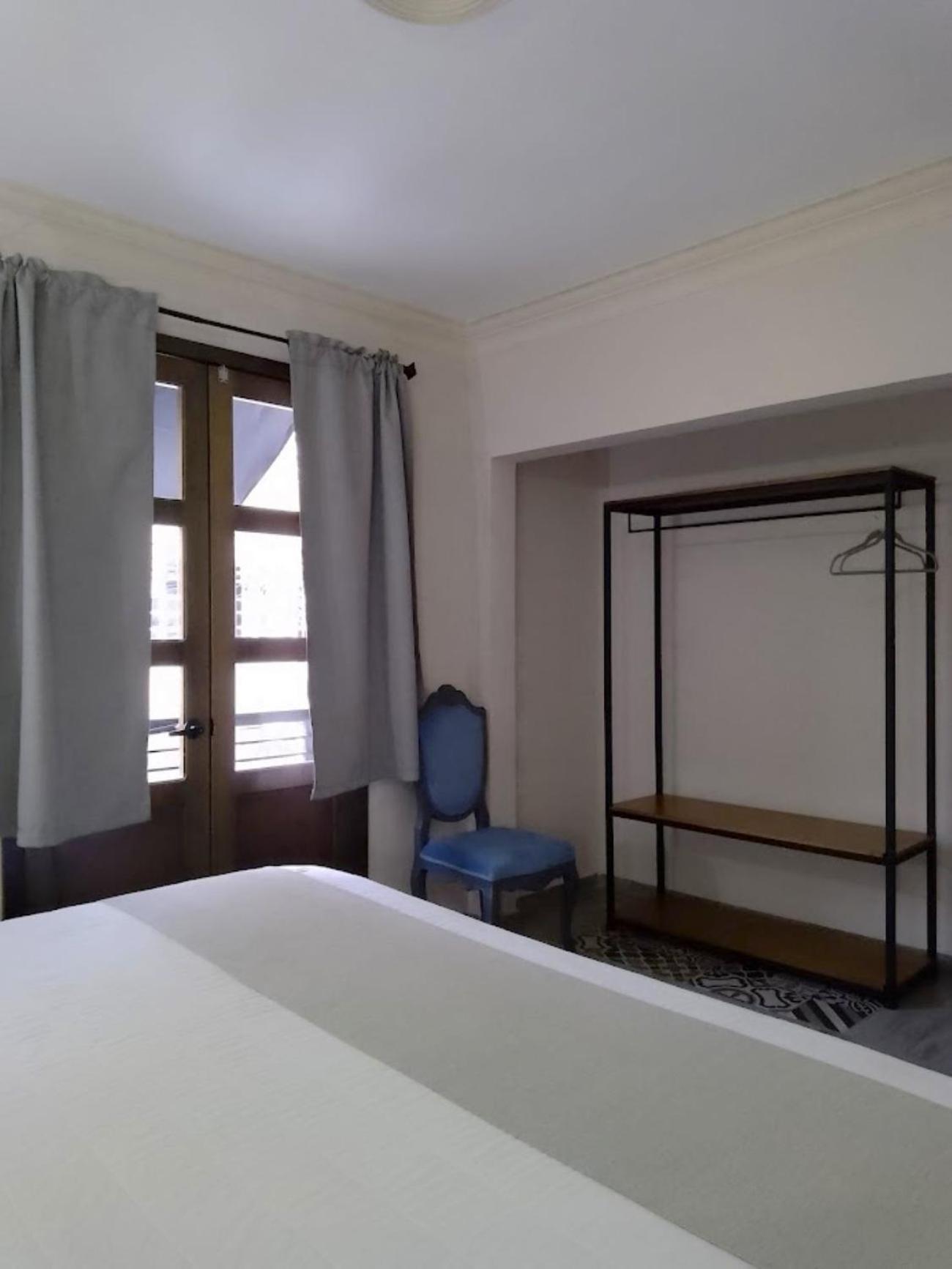 Habitación con cama extragrande.