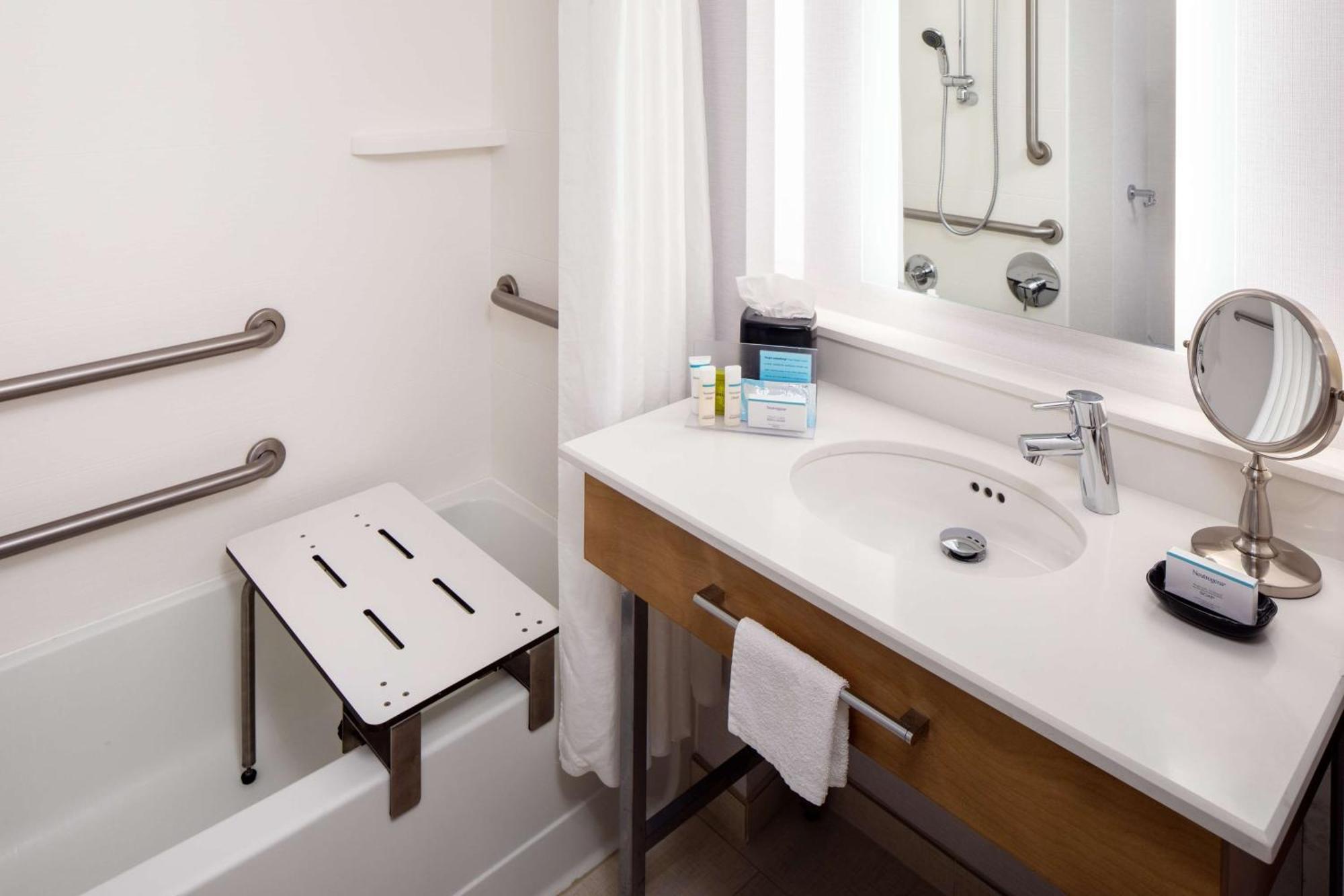 Queen Room with Two Queen Beds - Mobility Access/Non-Smoking