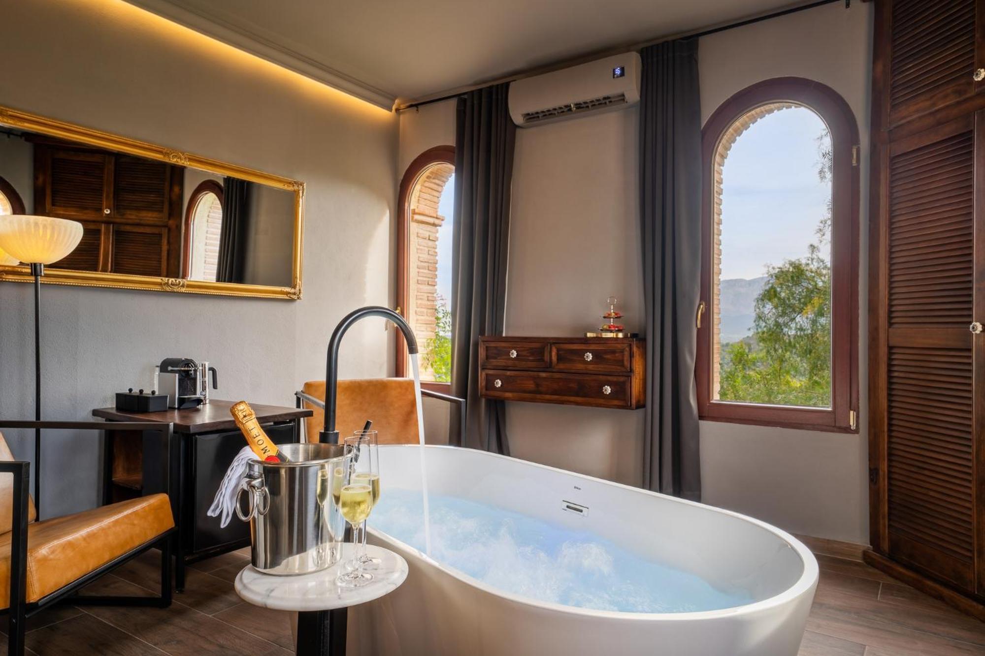 Deluxe Suite,1557844174:JPEG