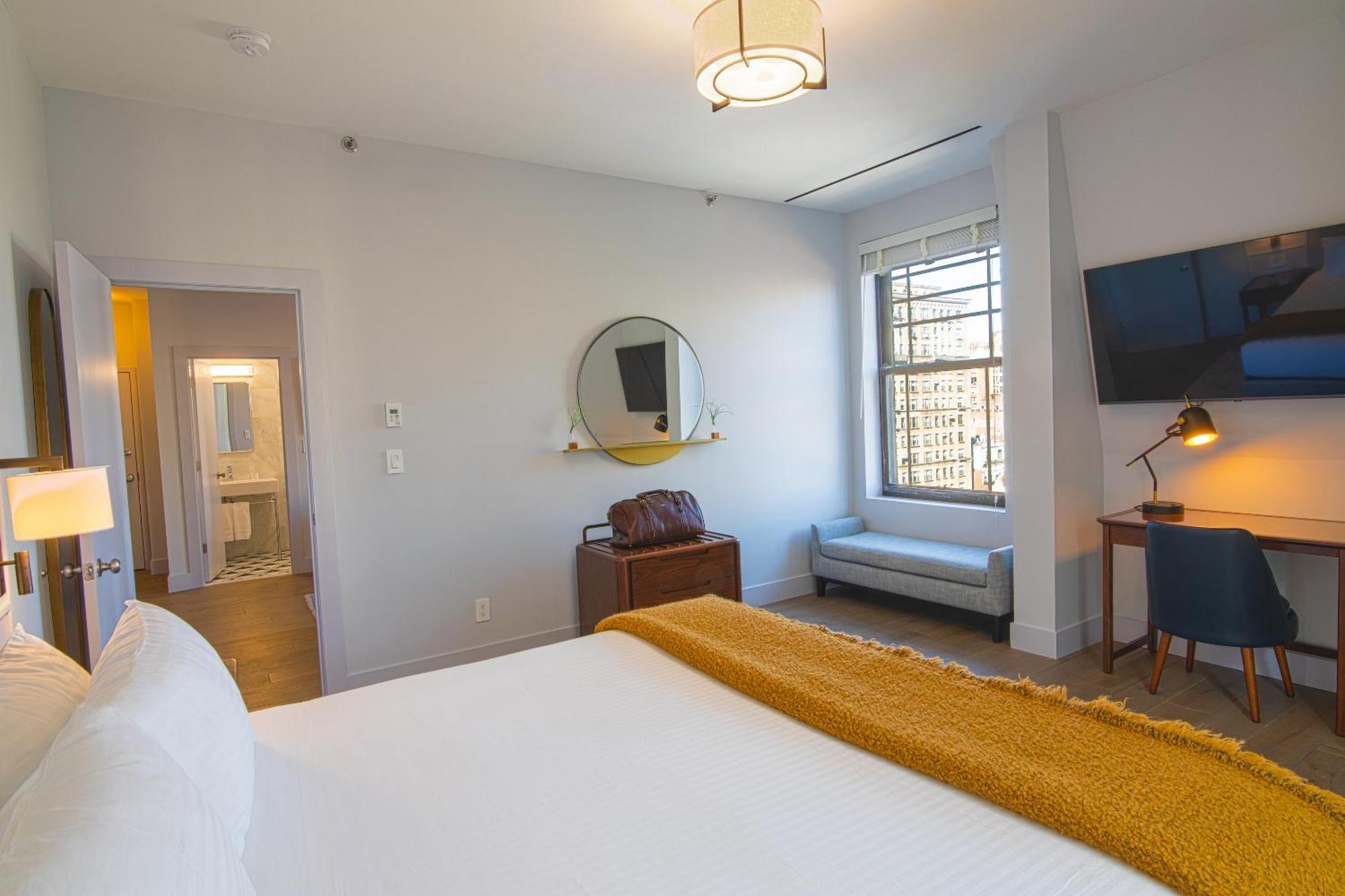 Hudson Two-bedroom Suite 1 King Bed 2 Full Beds & Sofa Bed