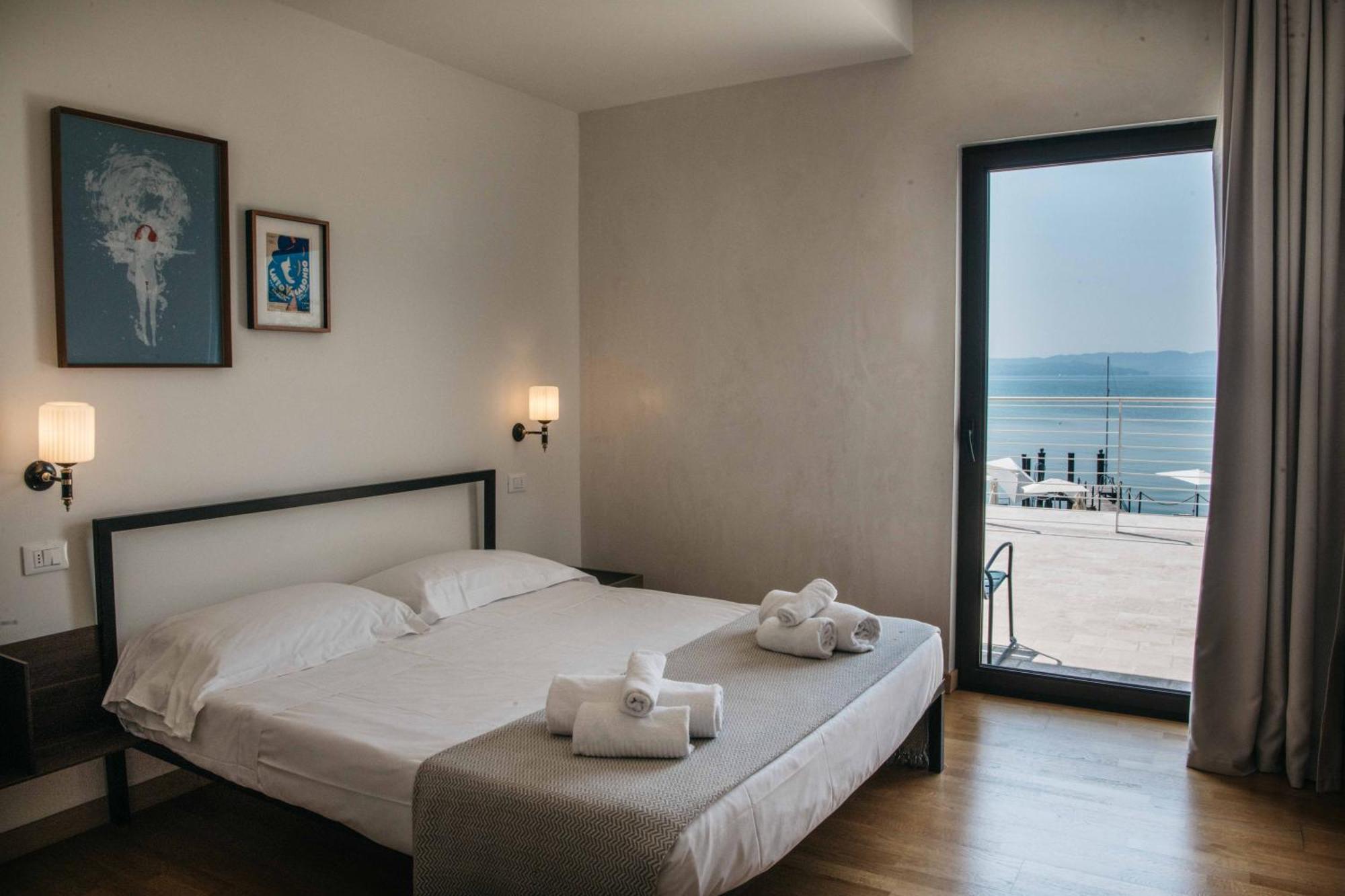 Deluxe Double Room Balcony Lake View,1565593900:JPEG