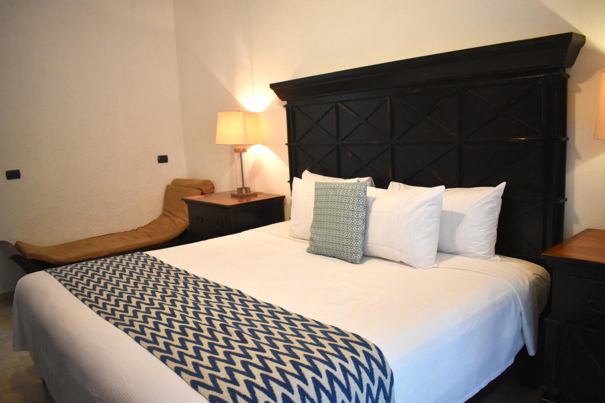 Habitación con cama extragrande y vistas a la piscina