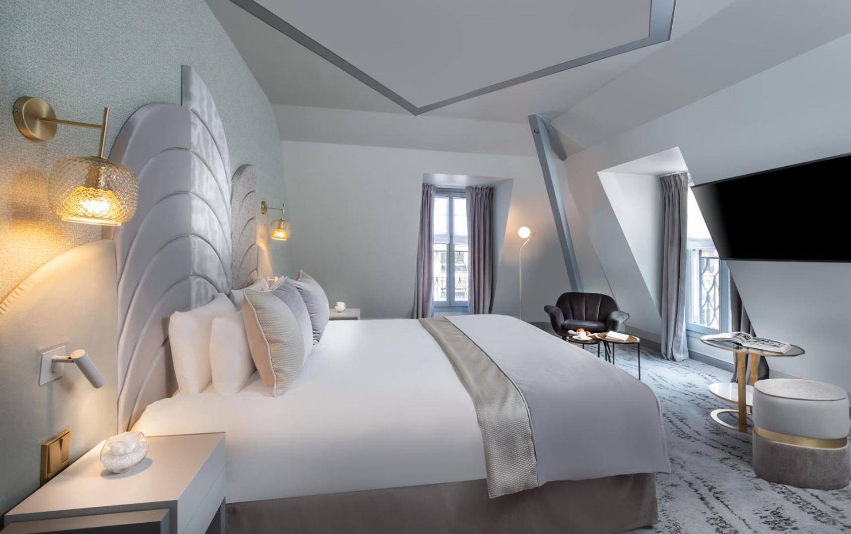 Eiffel Tower View Suite
