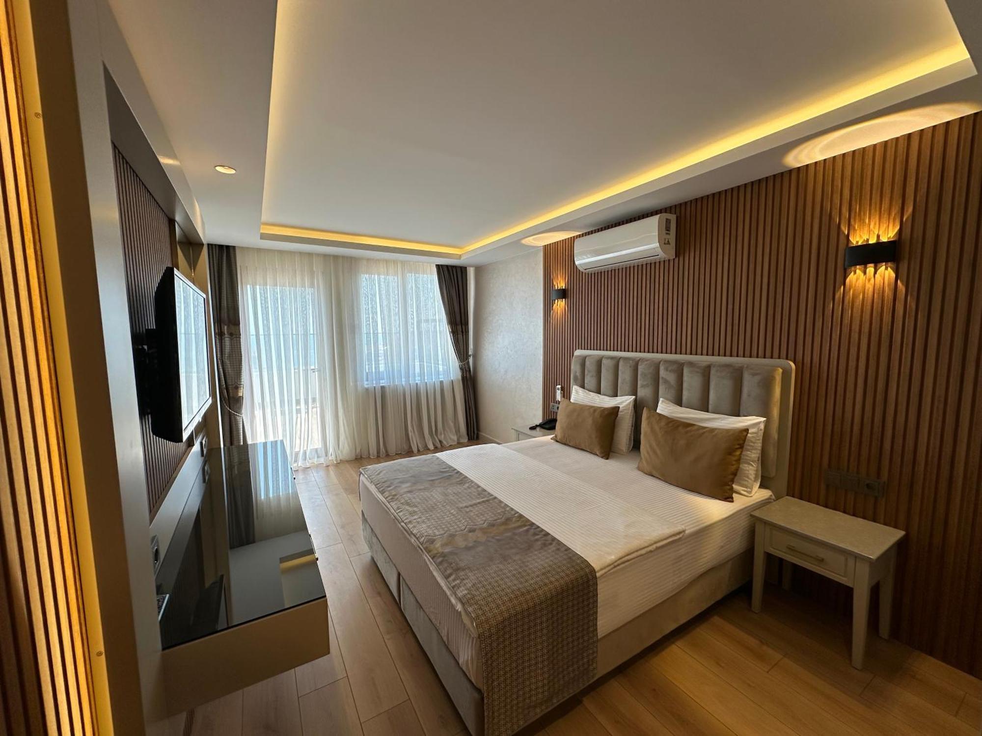 Deluxe Double Room with Balcony and Sea View