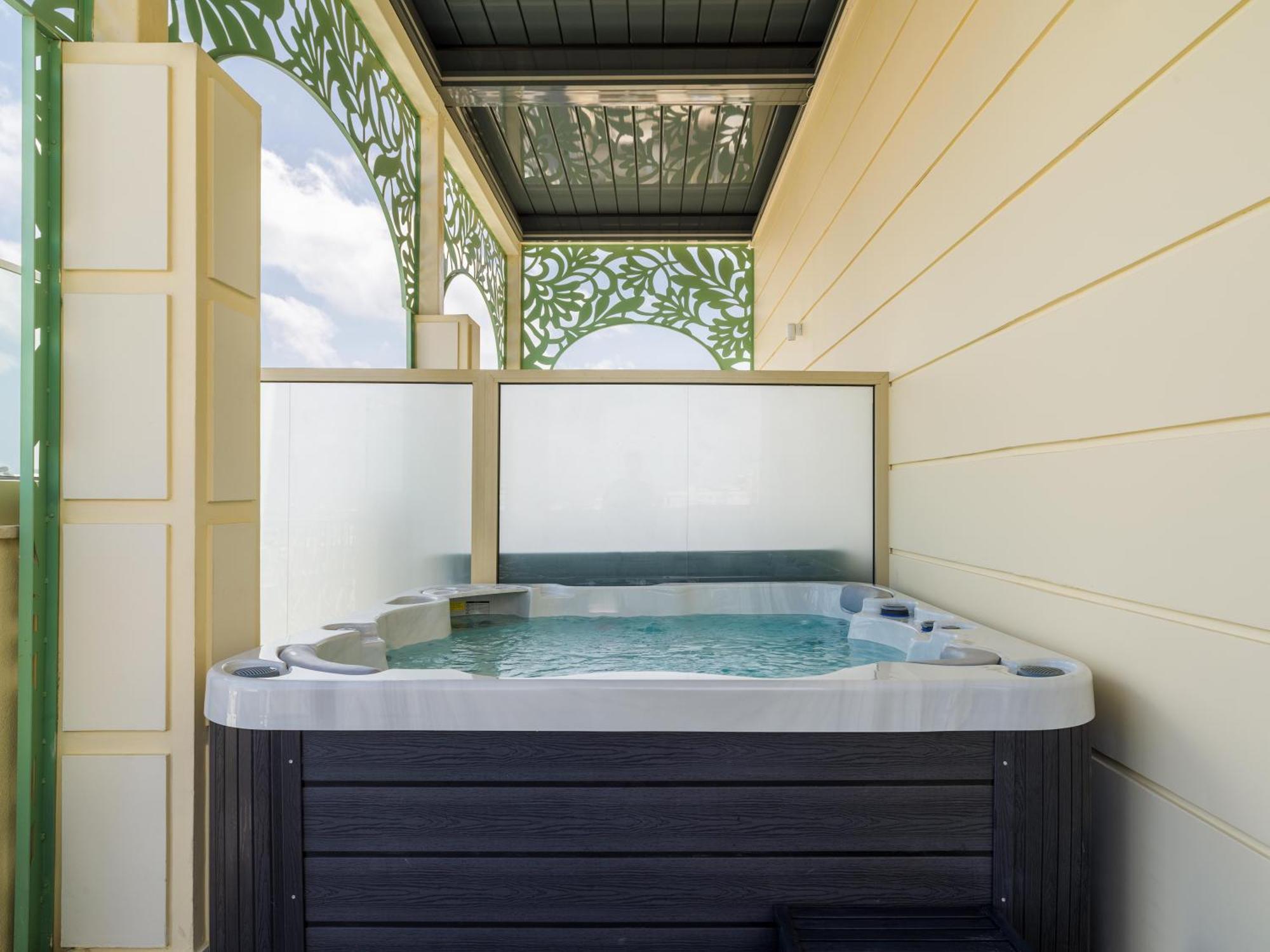 Skylight Suite Outdoor Hot Tub