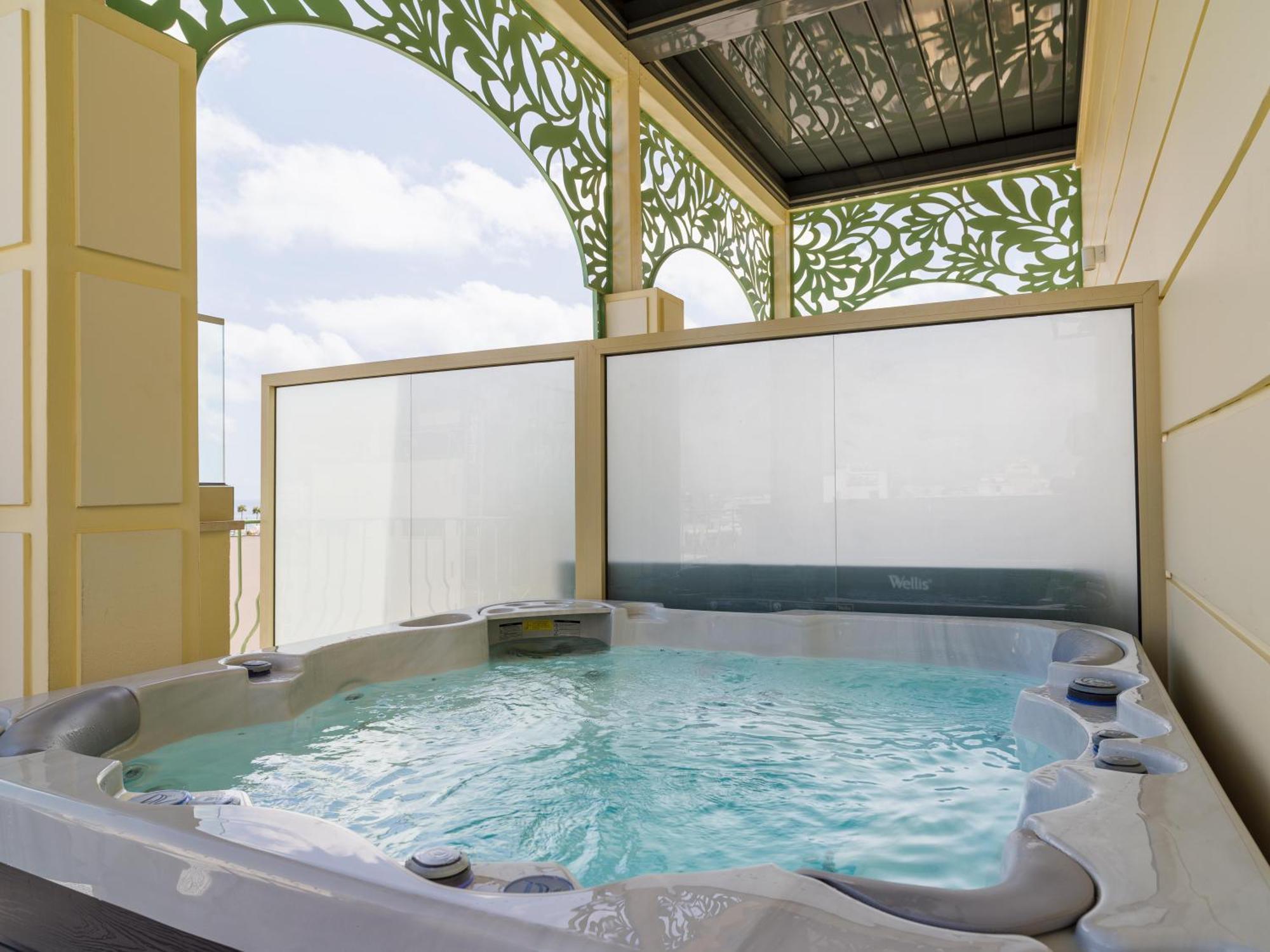 Skylight Suite Outdoor Hot Tub