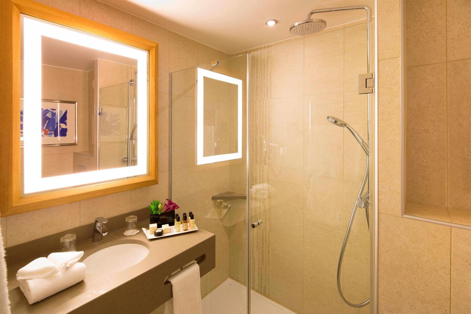 2 Communicating Double Rooms (4 Adults)
