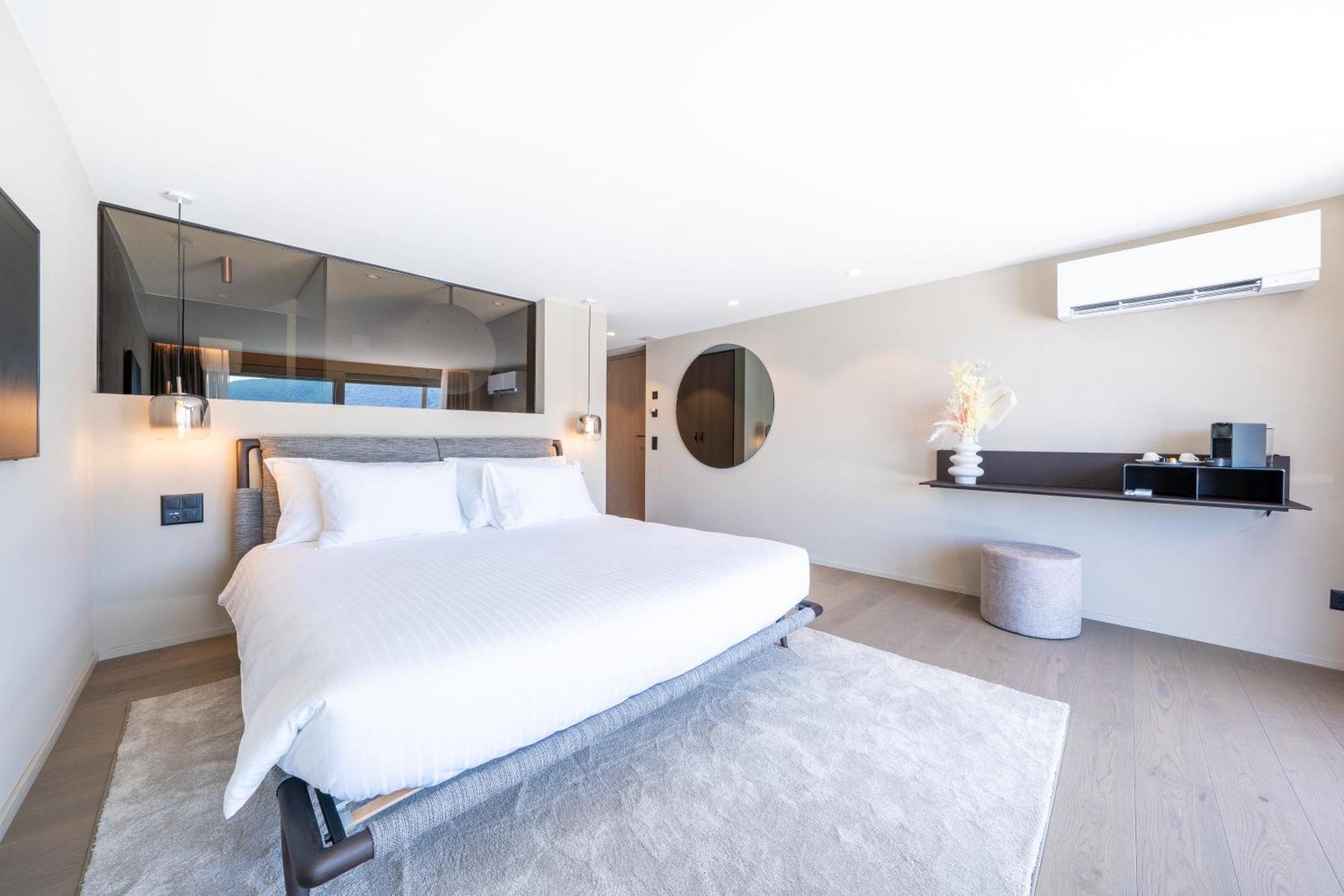 Suite with Lake View