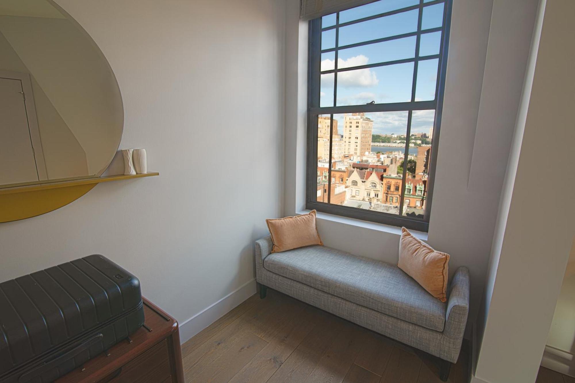 Hudson Two-bedroom Suite 1 King Bed 2 Full Beds & Sofa Bed