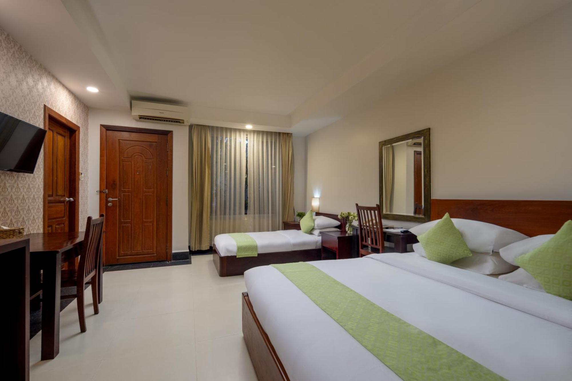 Deluxe Twin Room (1 Queen, 1 Single)