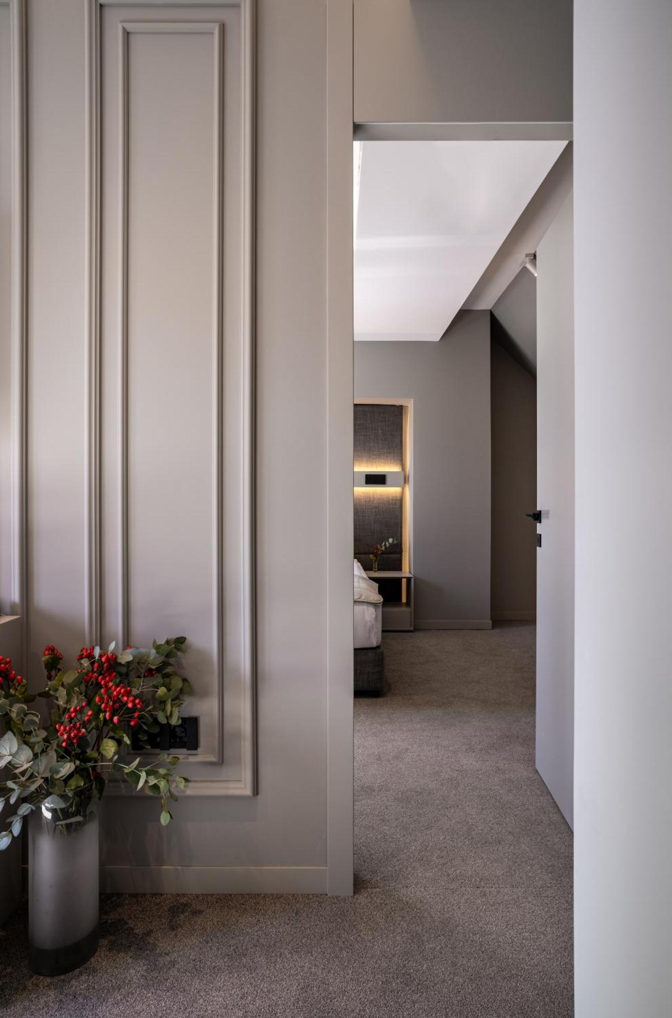 One-Bedroom Apartment French Balcony Mountain View