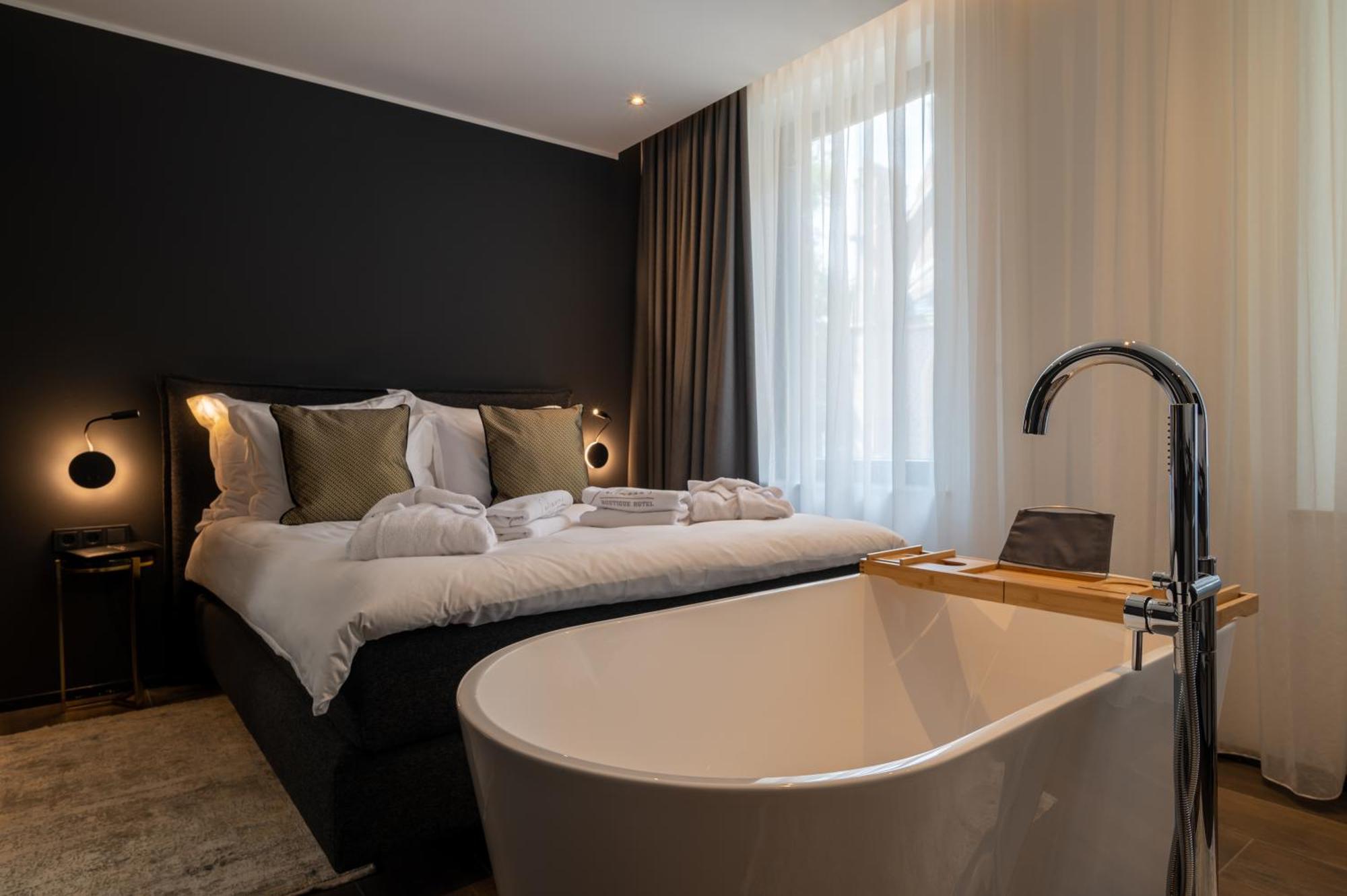 Deluxe Double Room Bath