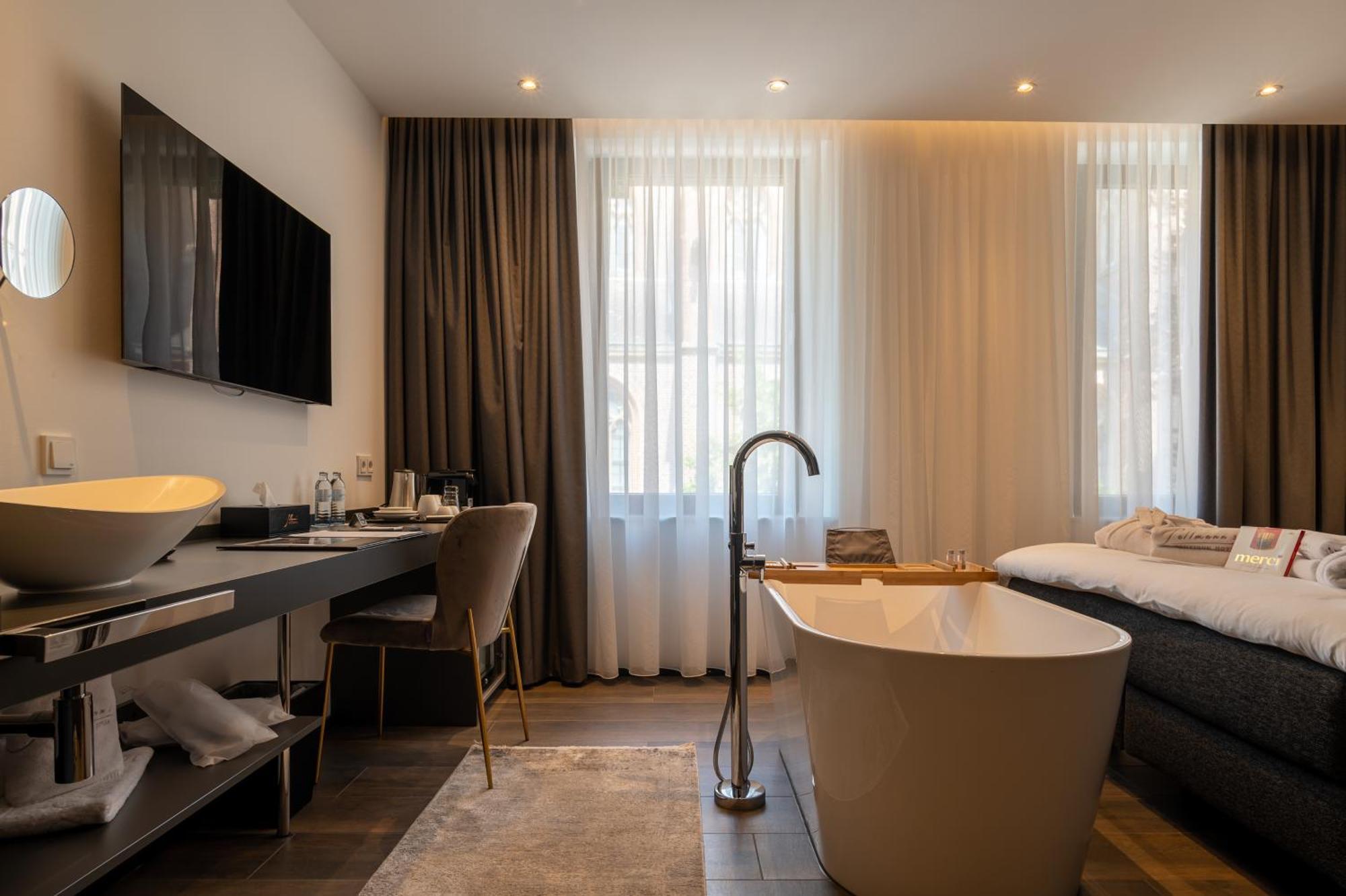 Deluxe Double Room Bath