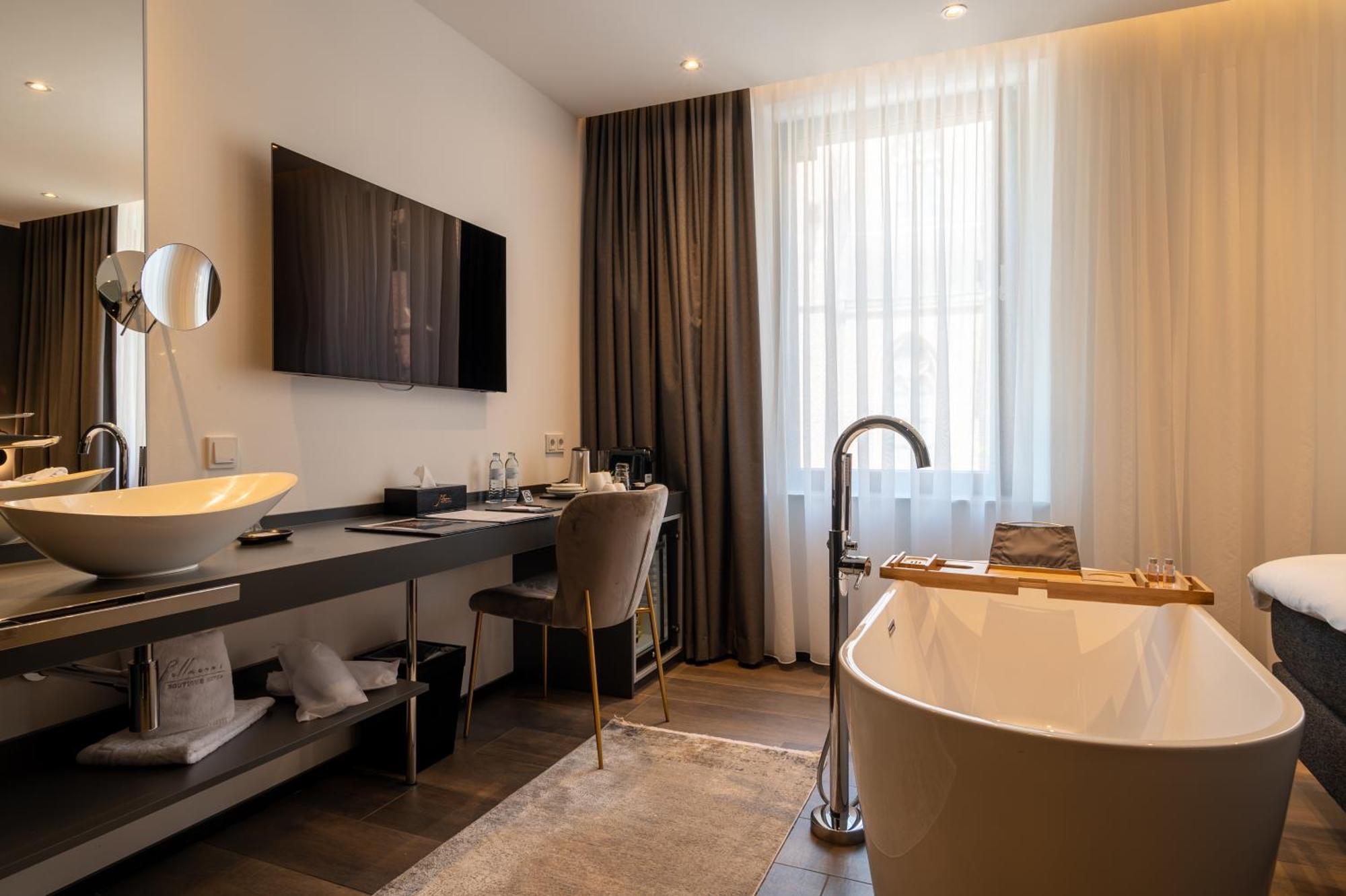 Deluxe Double Room Bath