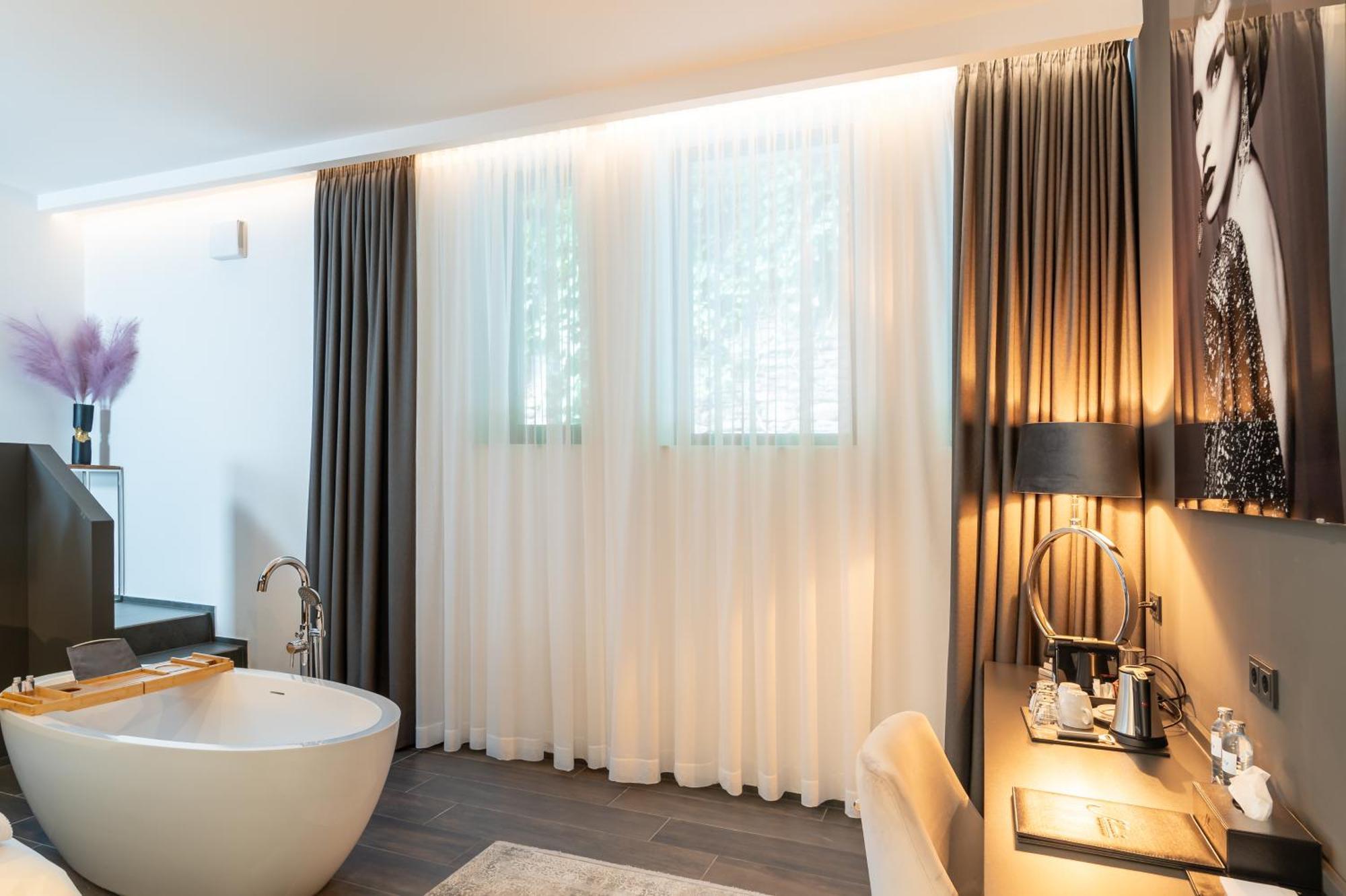 Deluxe King Suite