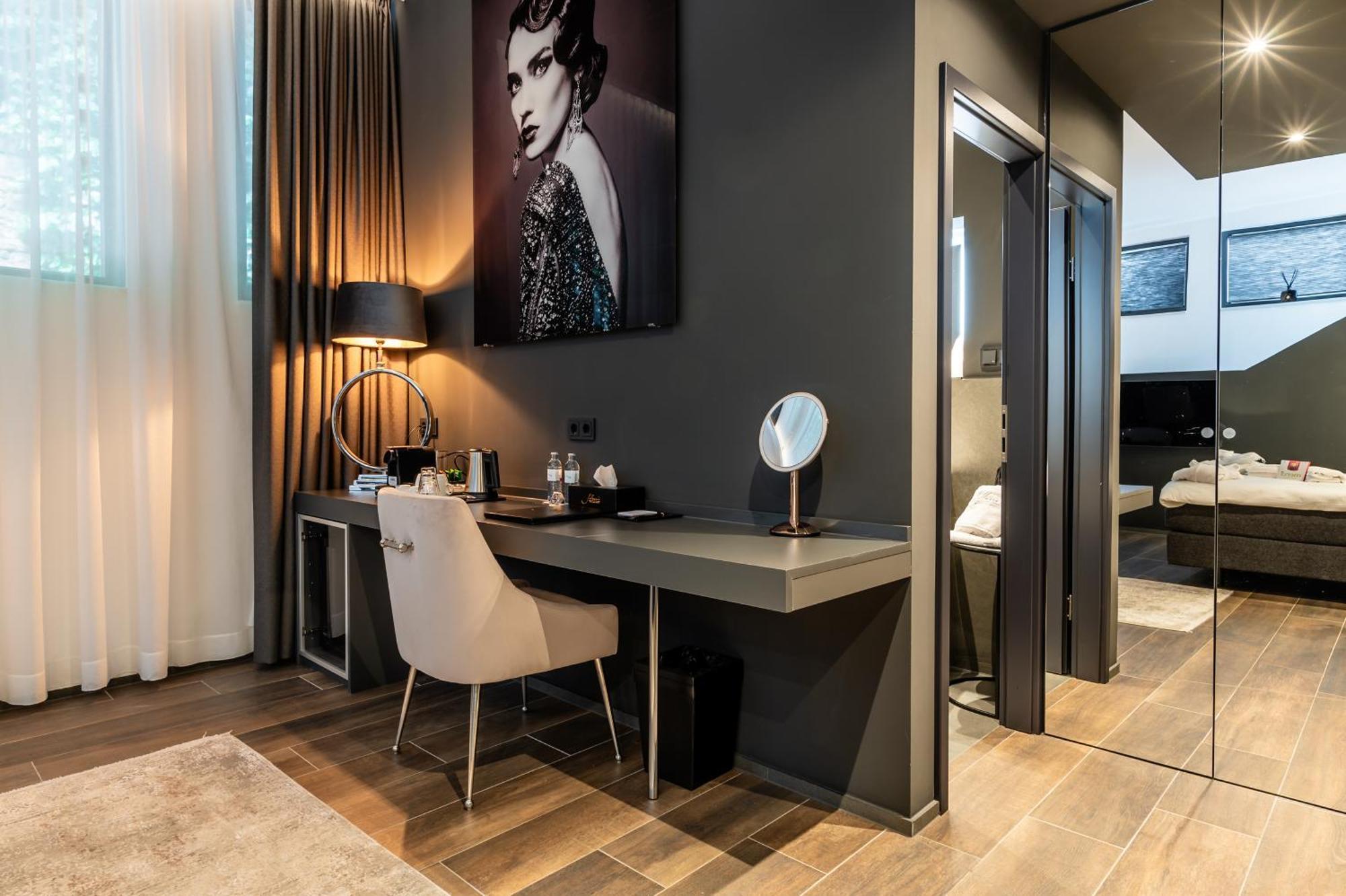 Deluxe King Suite