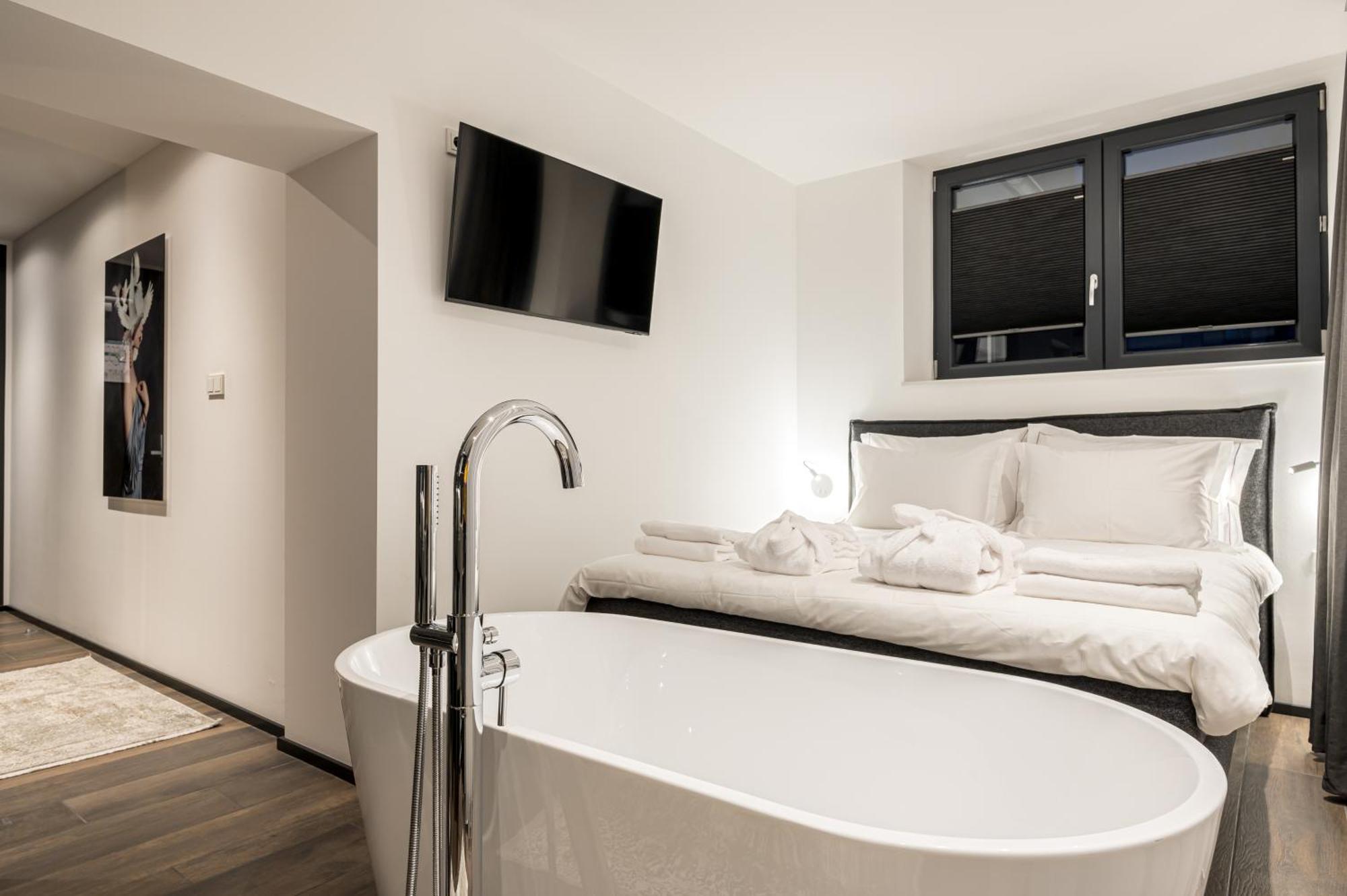 Deluxe Double Room Bath