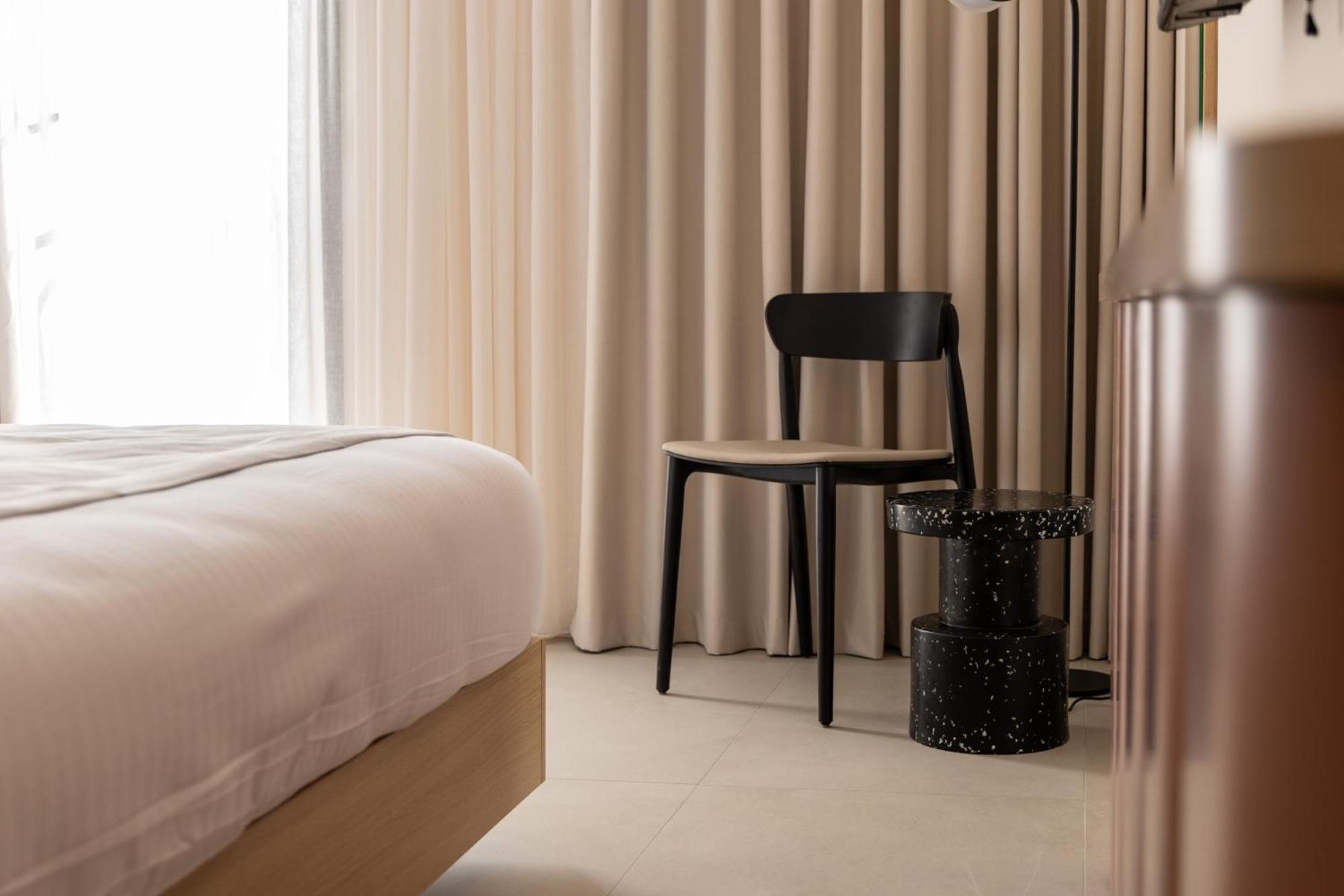 Habitación con cama extragrande.