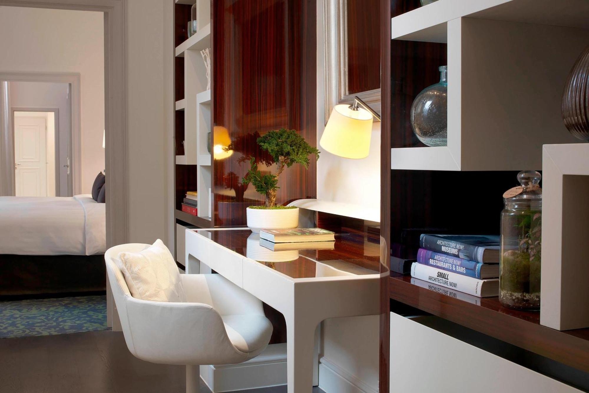 Magnolia, Larger Suite, 1 King, Sofa bed, Garden view