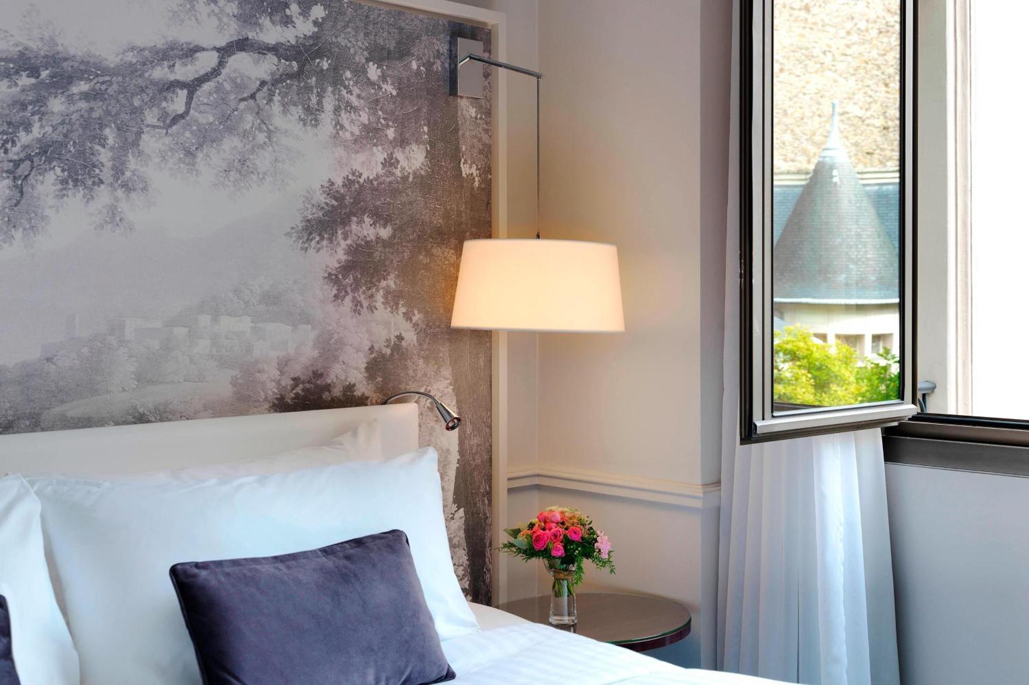 Deluxe Queen Room with Garden View