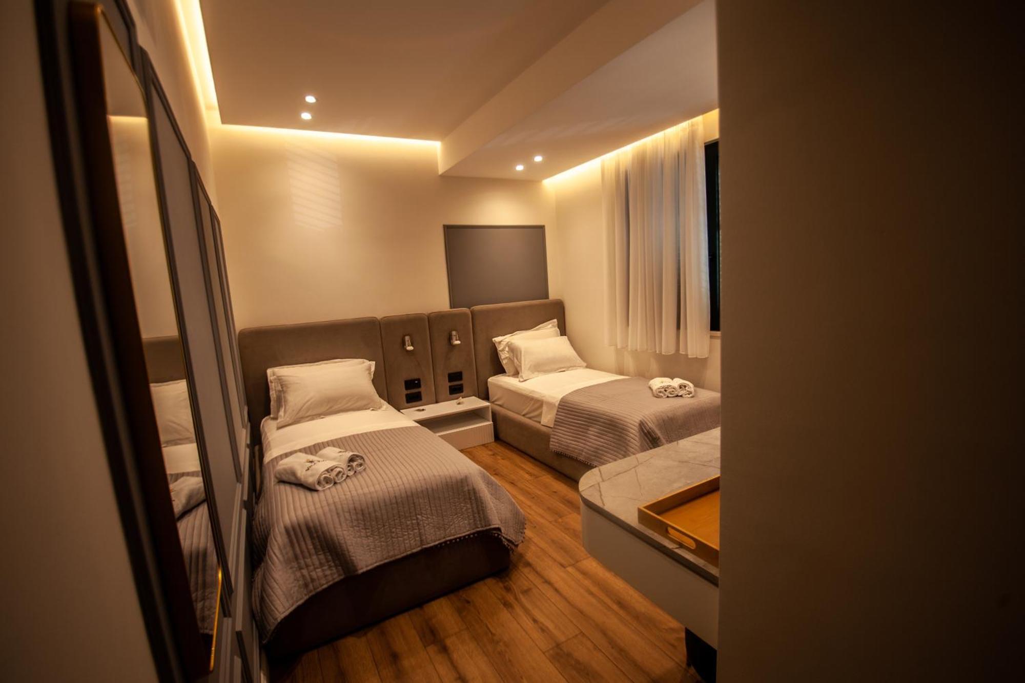 Twin Room,1632976417:JPEG