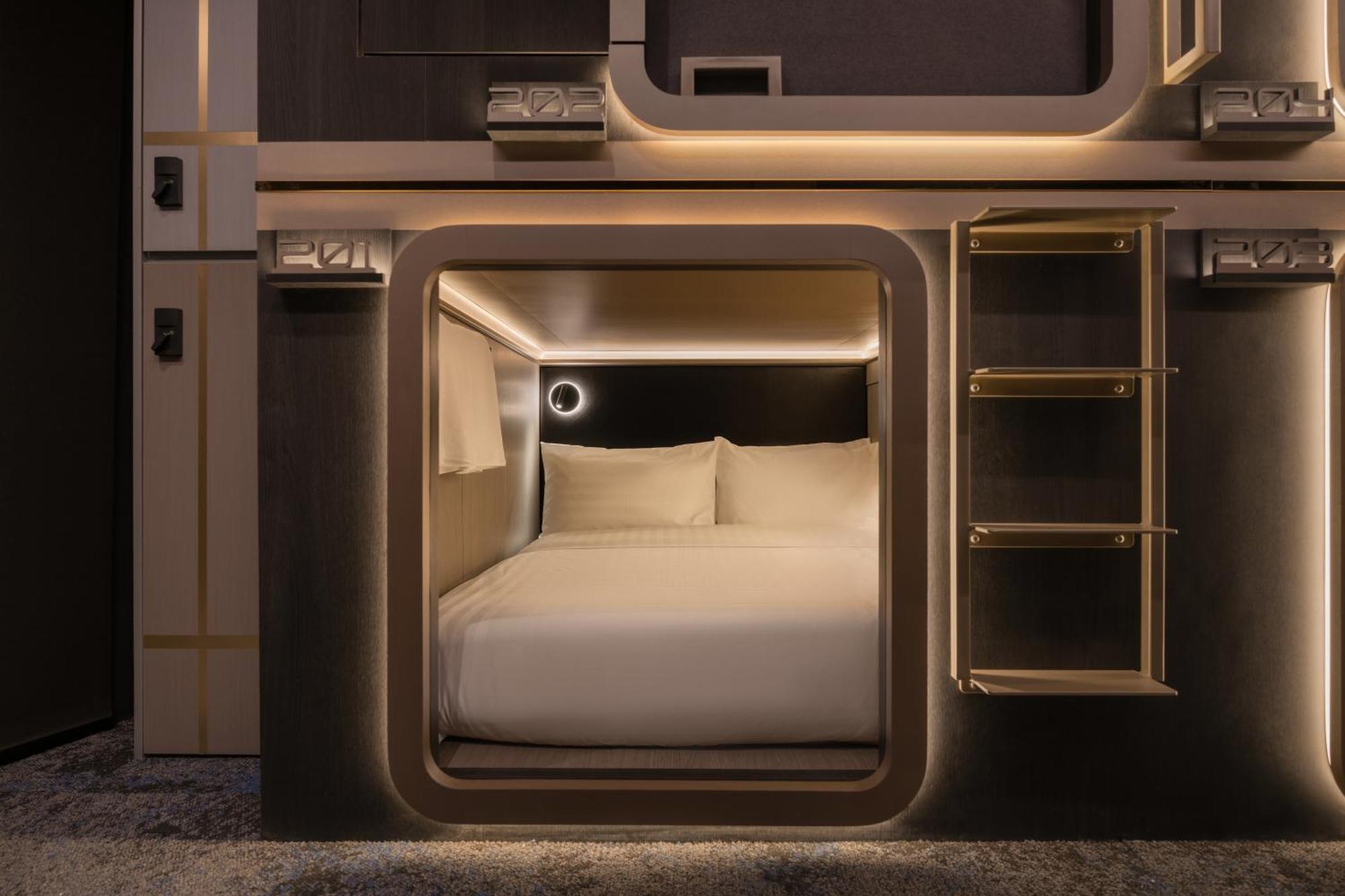 Queen Capsule in Mixed Room