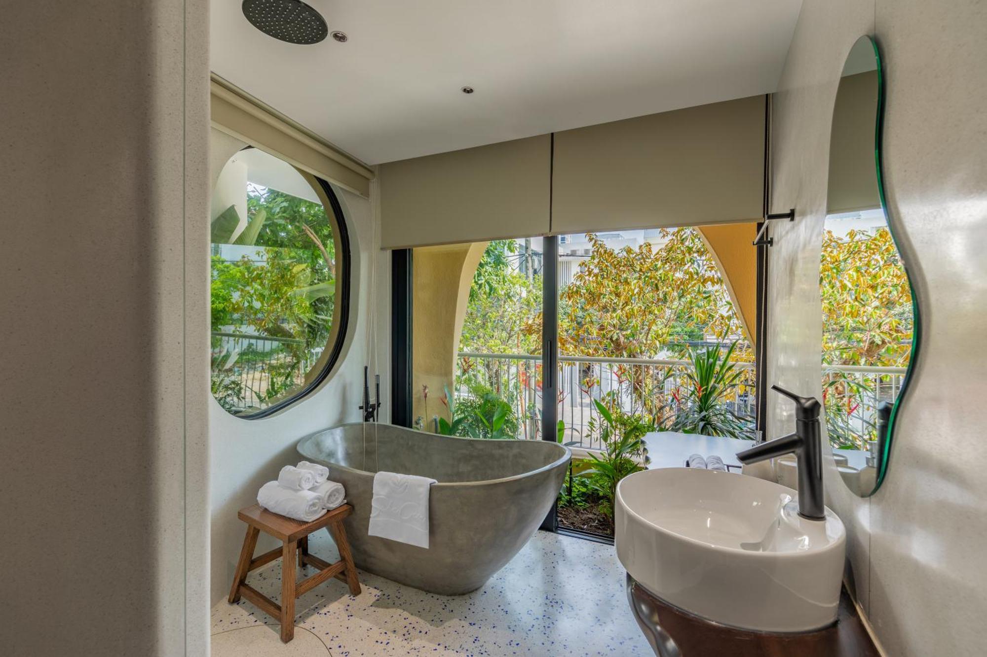GRAND SUITE GARDEN BALCONY BATHTUB,1767265262:JPEG