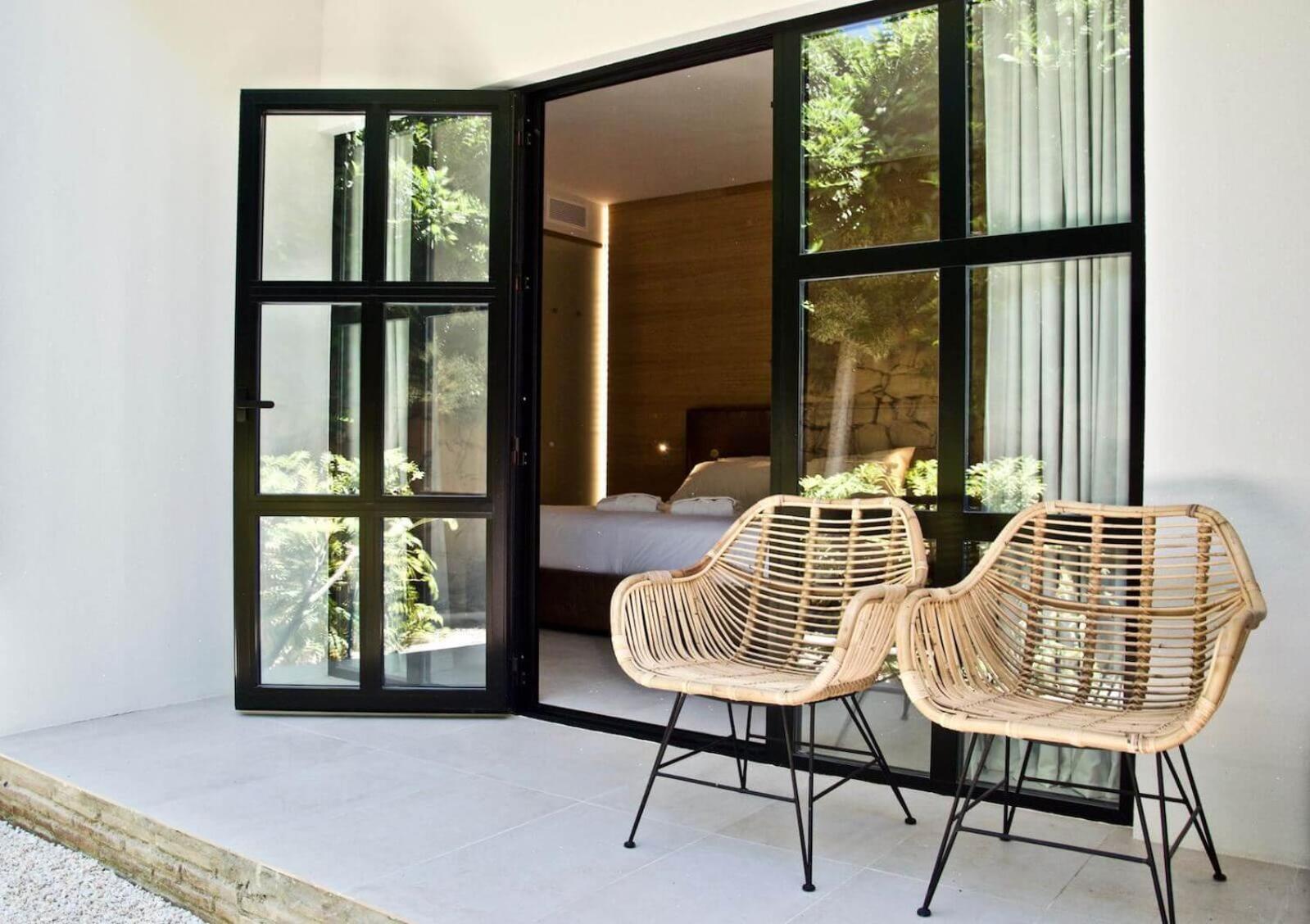 Habitación con cama extragrande y vistas al jardín