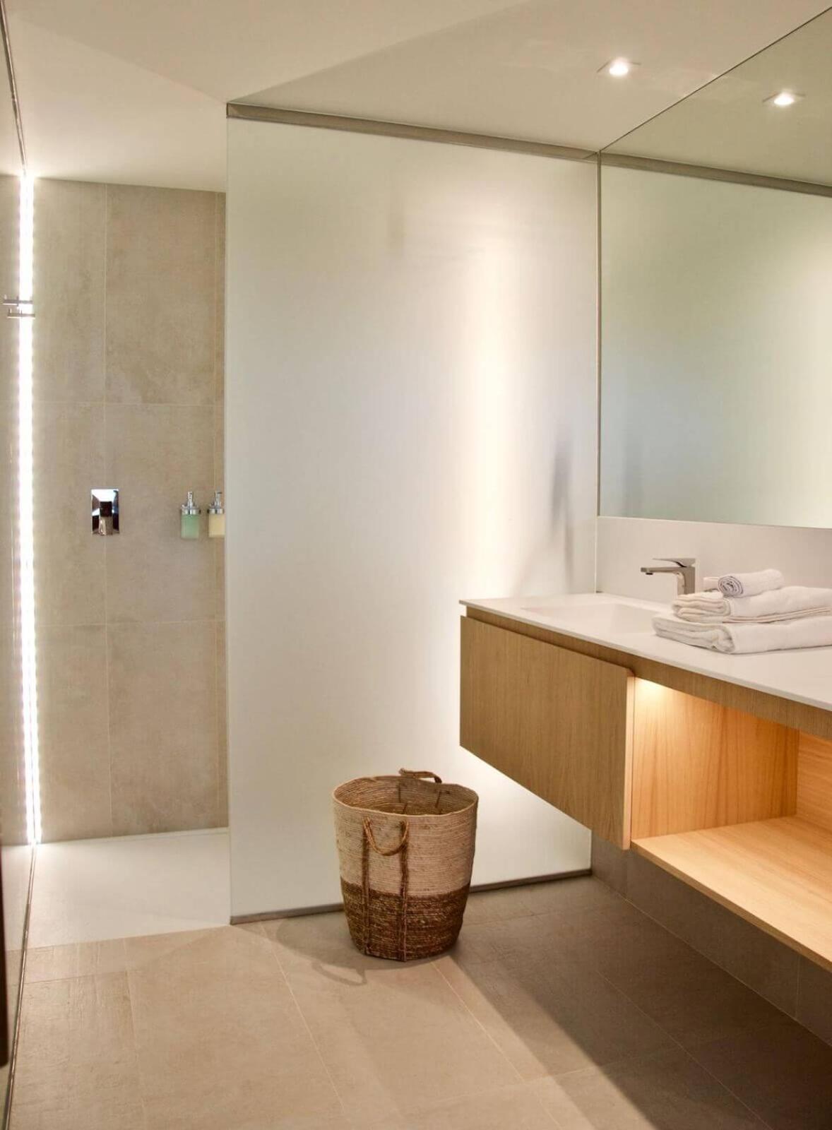 Habitación con cama extragrande y vistas a la piscina