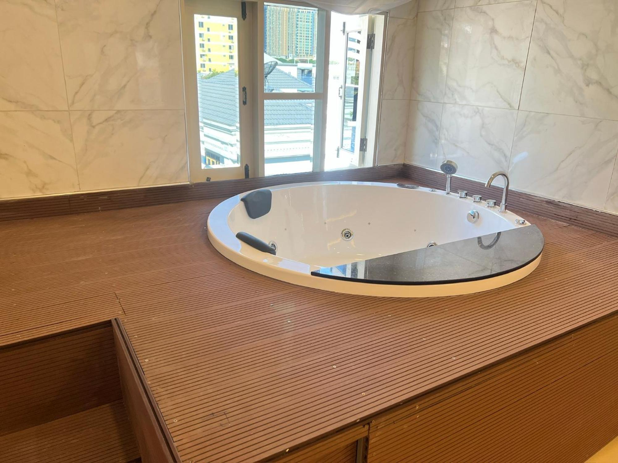 Queen Suite Spa Bath