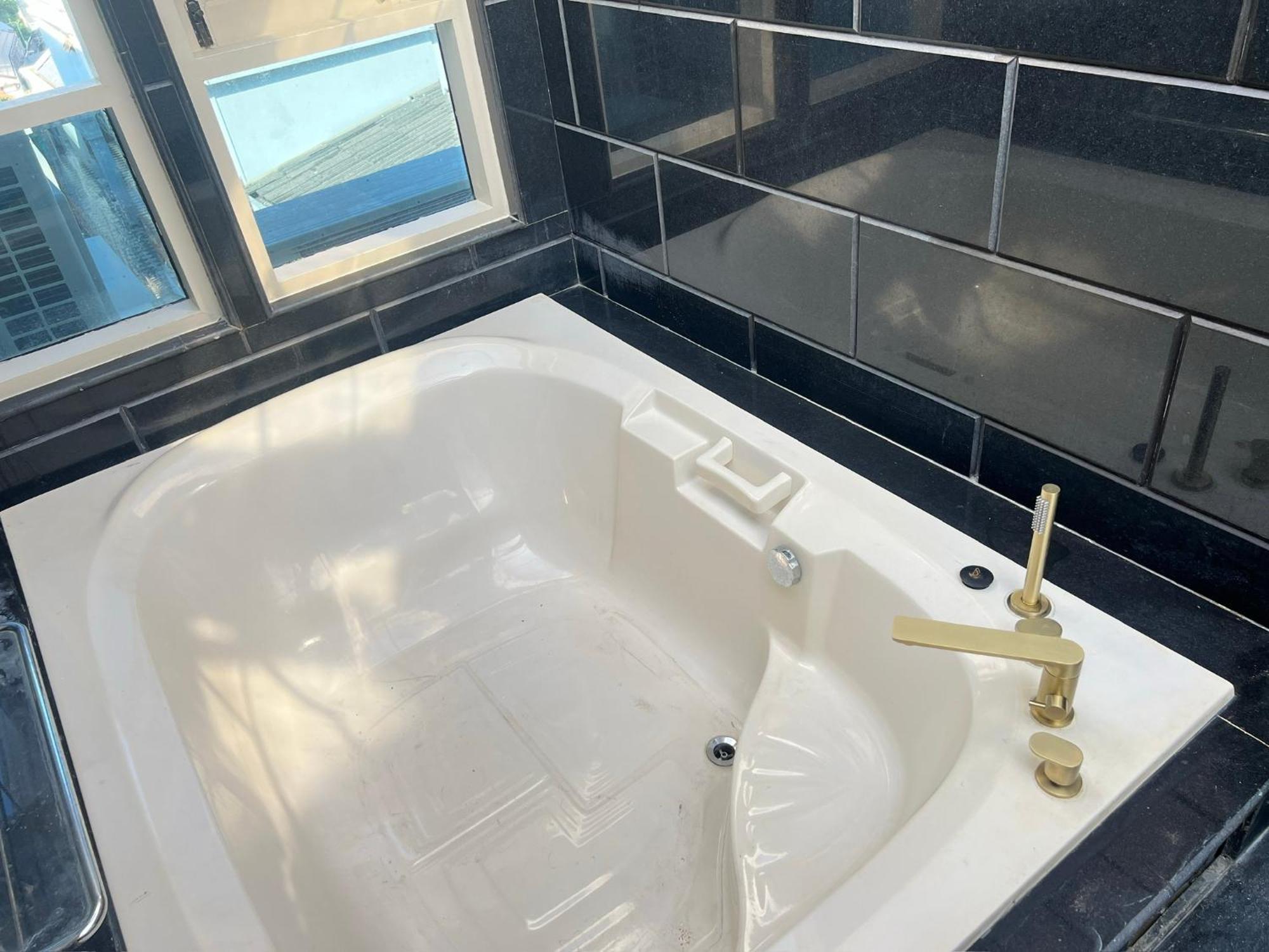 Queen Suite Spa Bath