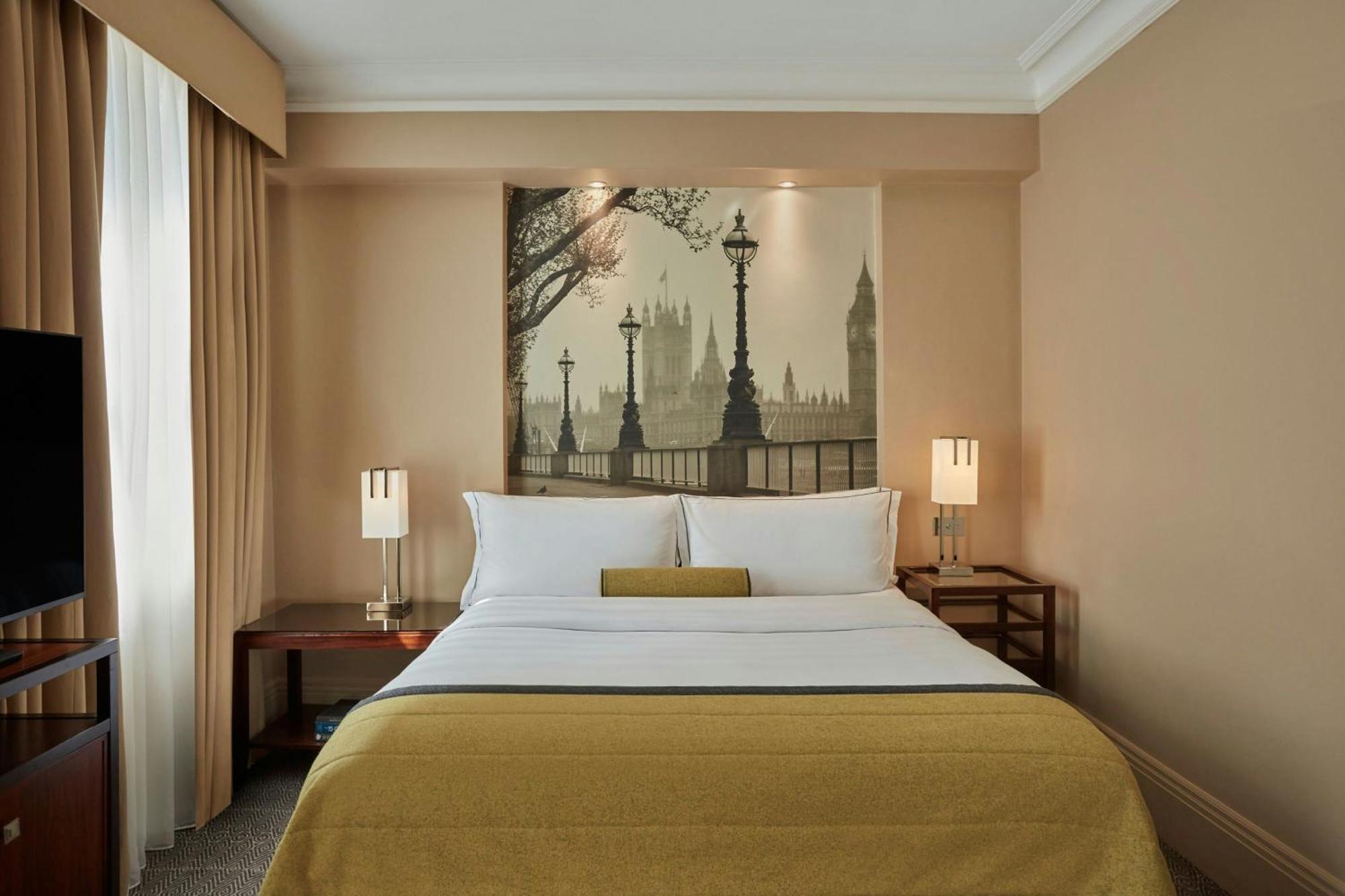 Deluxe, Larger Guest room, 1 Queen