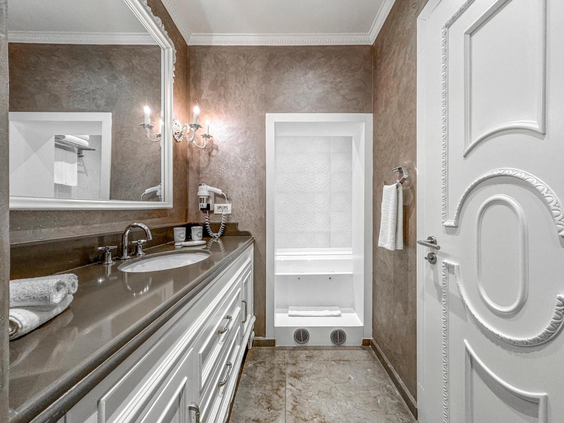 Suite mit Whirlpool-Badewanne