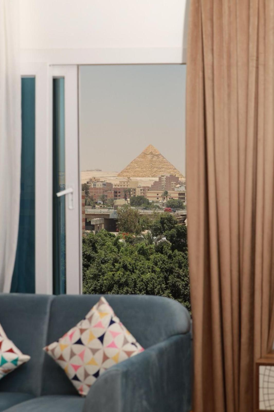 Deluxe Double Room with Balcony &  pyramids view