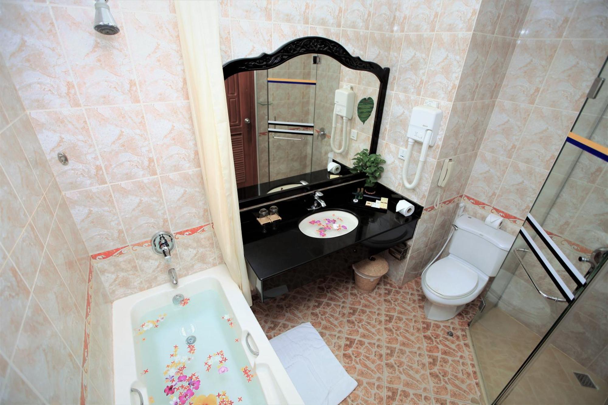 Deluxe Twin Pool View Room