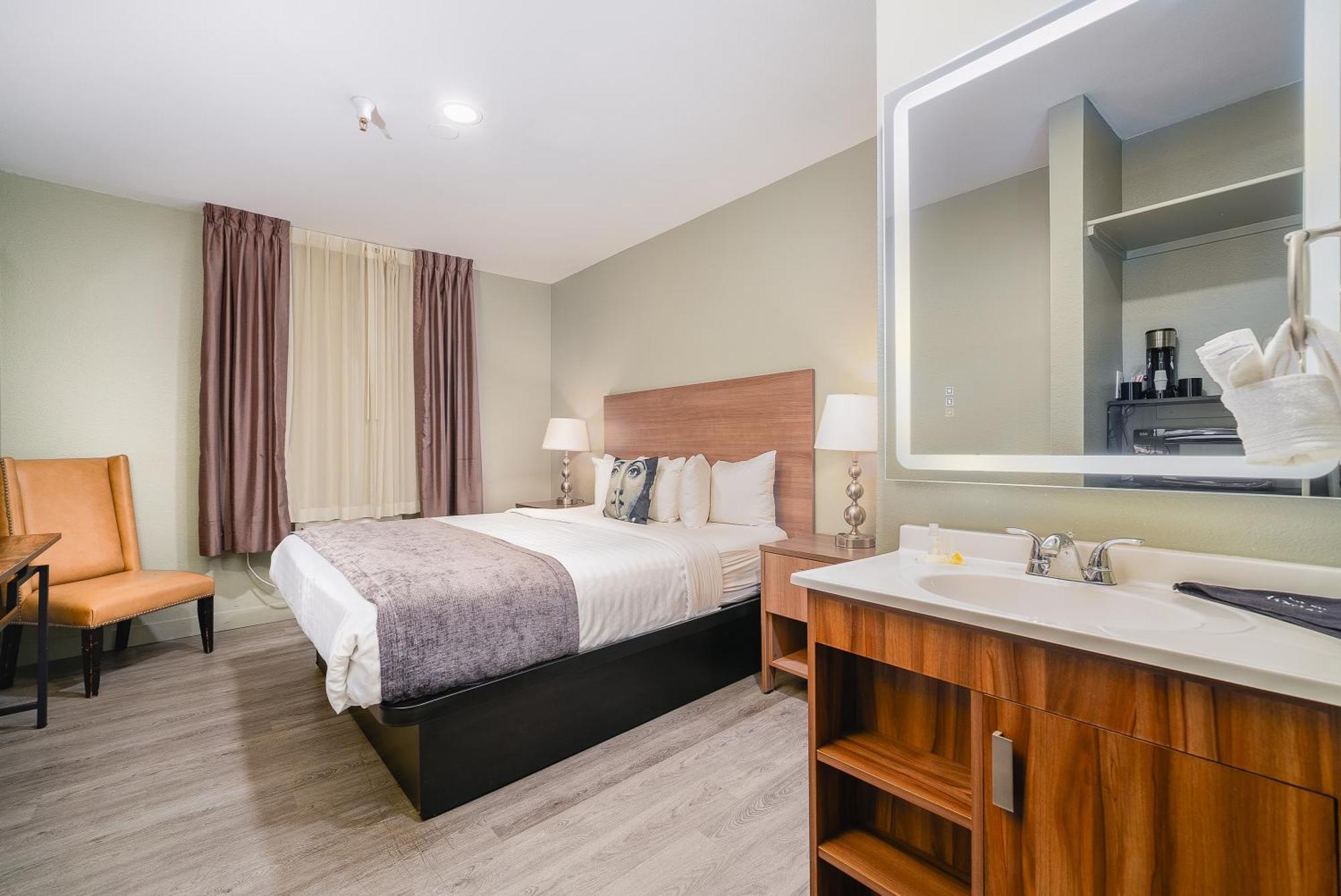 Pet friendly room, 1 king bed,1662411893:JPEG