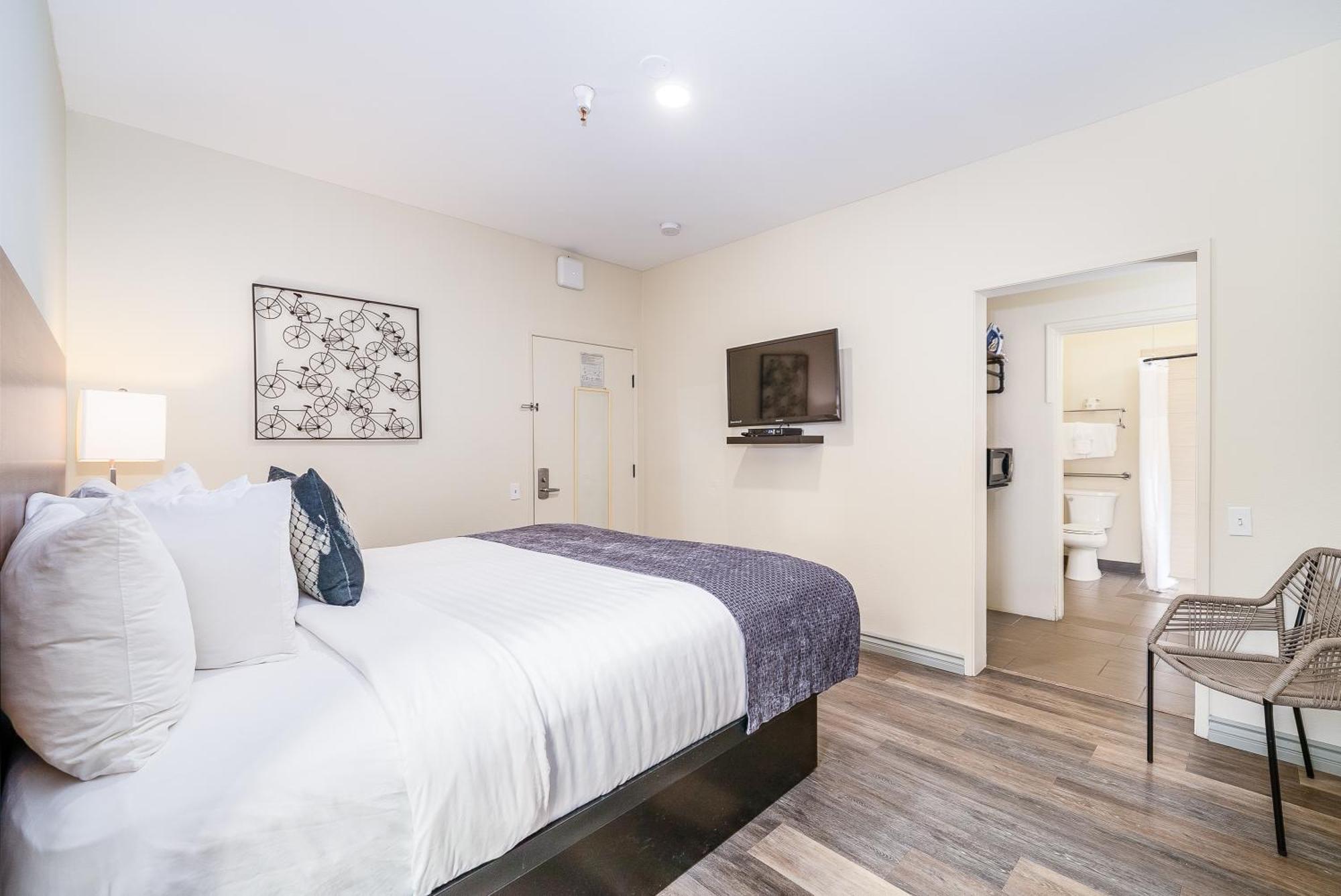 Deluxe King Room Accessible