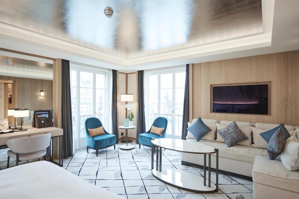 Riverside Panorama Corner King Room