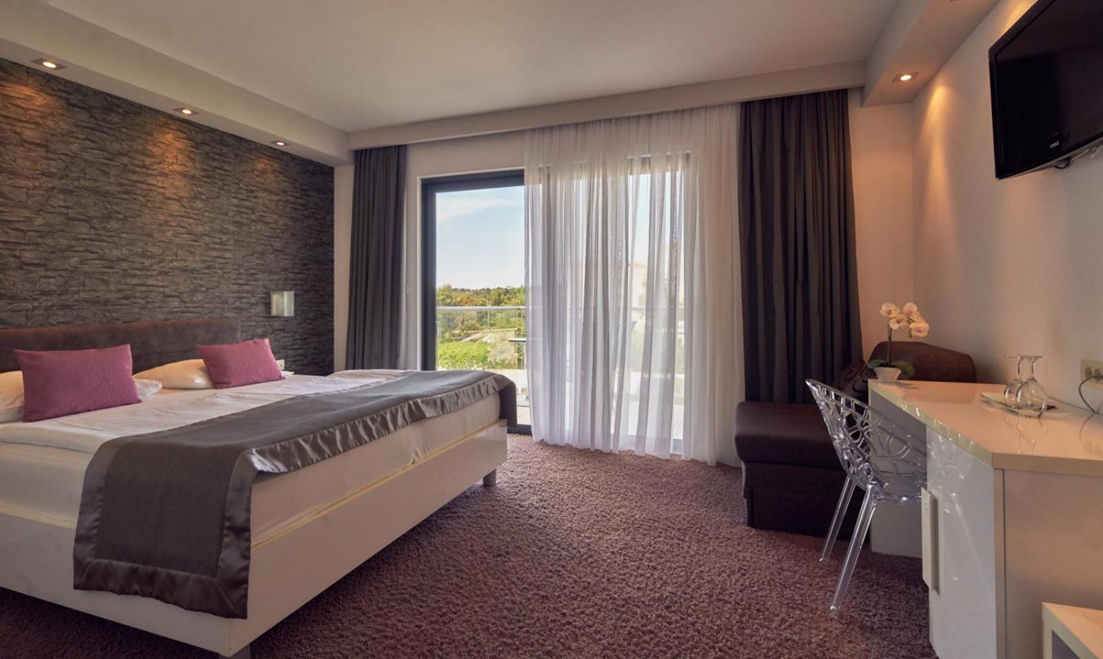 Chambre Double Supérieure avec Balcon - Vue Latérale sur Mer