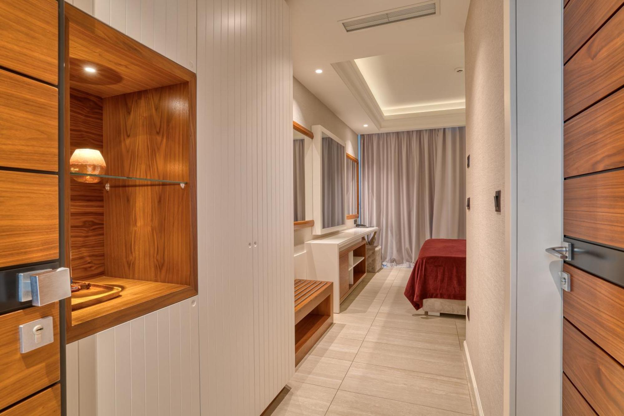 Deluxe Double Room with Balcony and Sea View