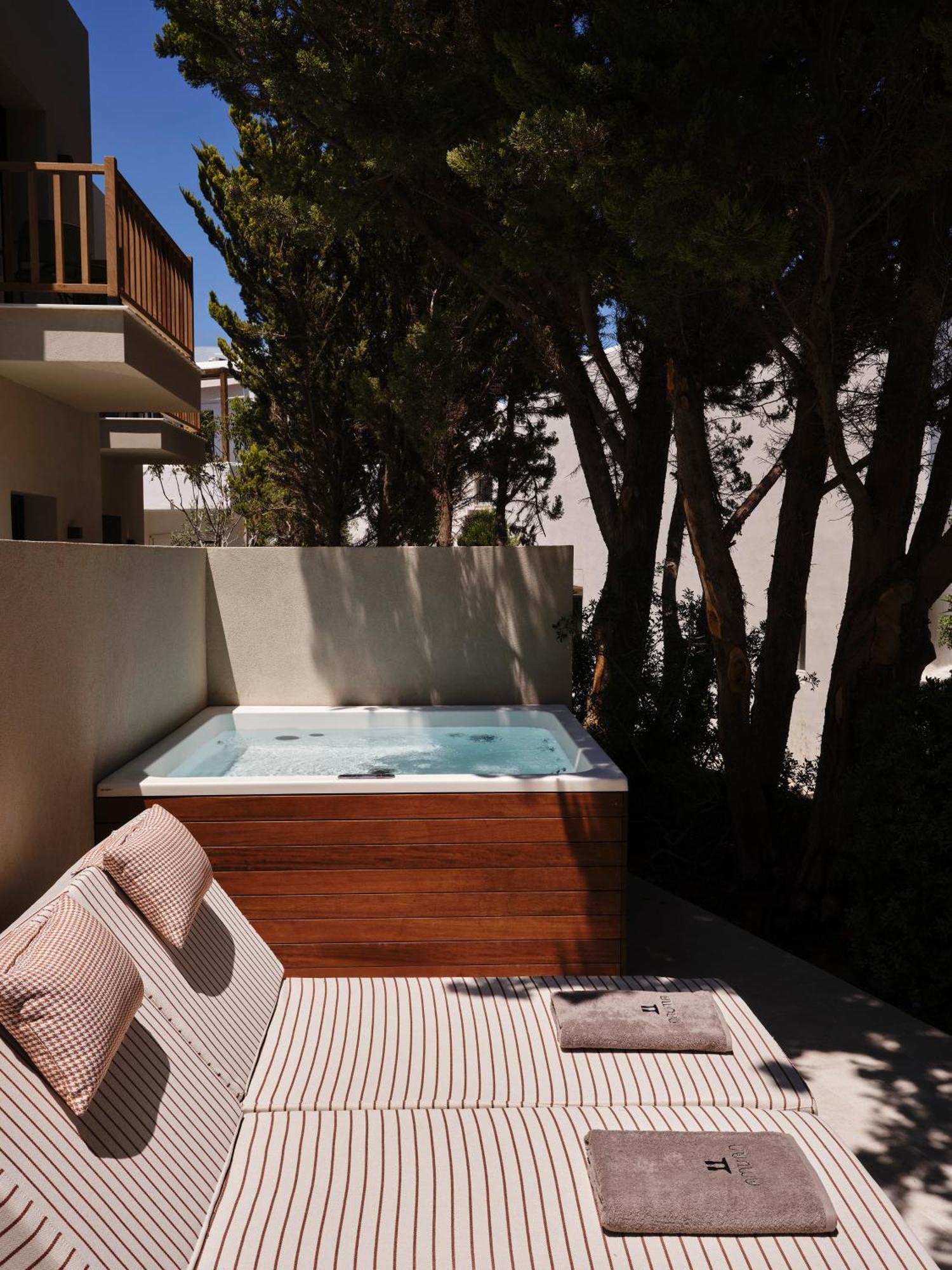 Open Plan Suite with Hot Tub