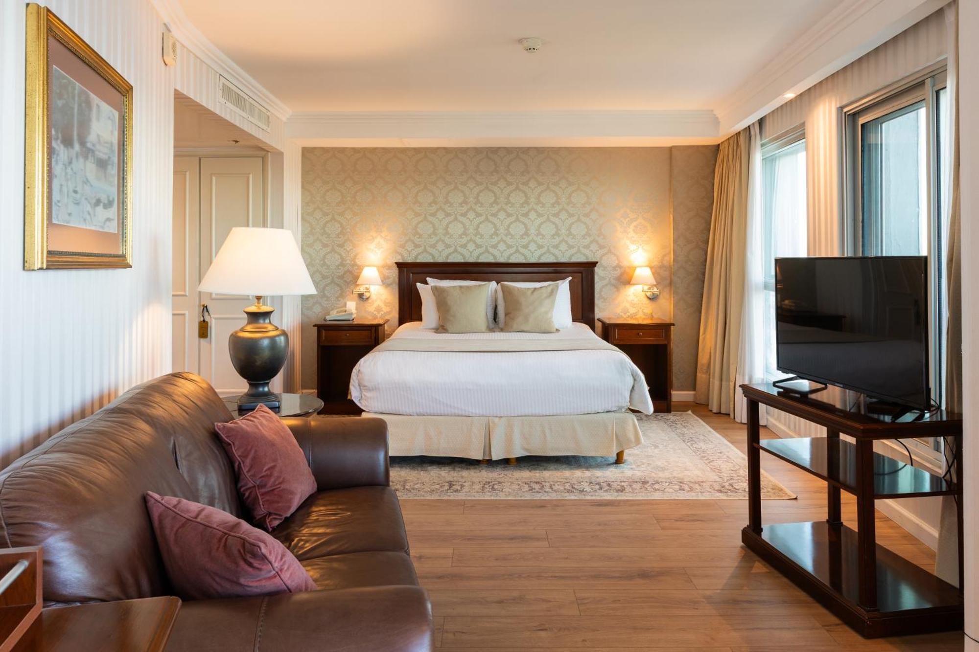 Executive Suite,1689831955:JPEG