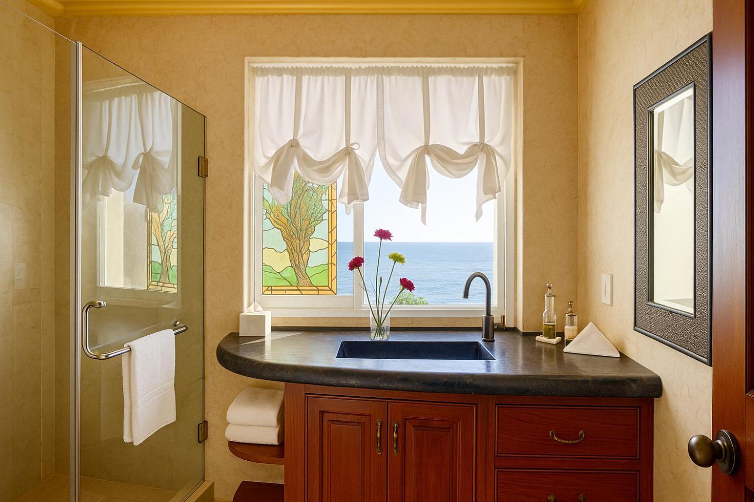 Suite con cama extragrande y vistas a la piscina