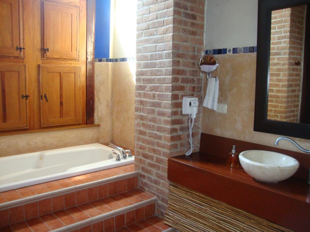 Suite con bañera de hidromasaje y cama grande