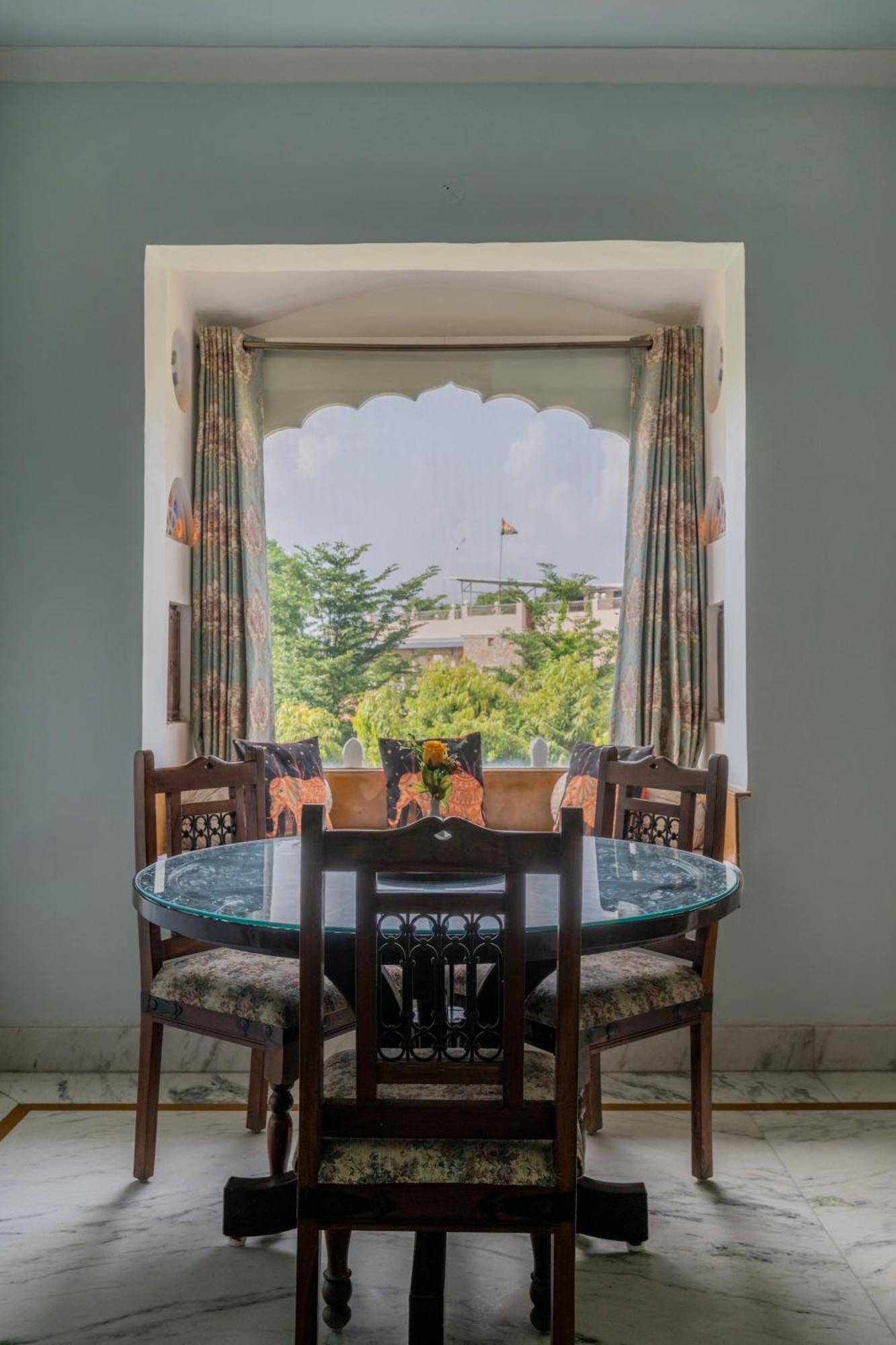 Royal Suite Room:: Late Check-Out upto 2 hours (subject to availability),Early Check-In upto 2 hours (subject to availability), 10% off on Food & Beverage services